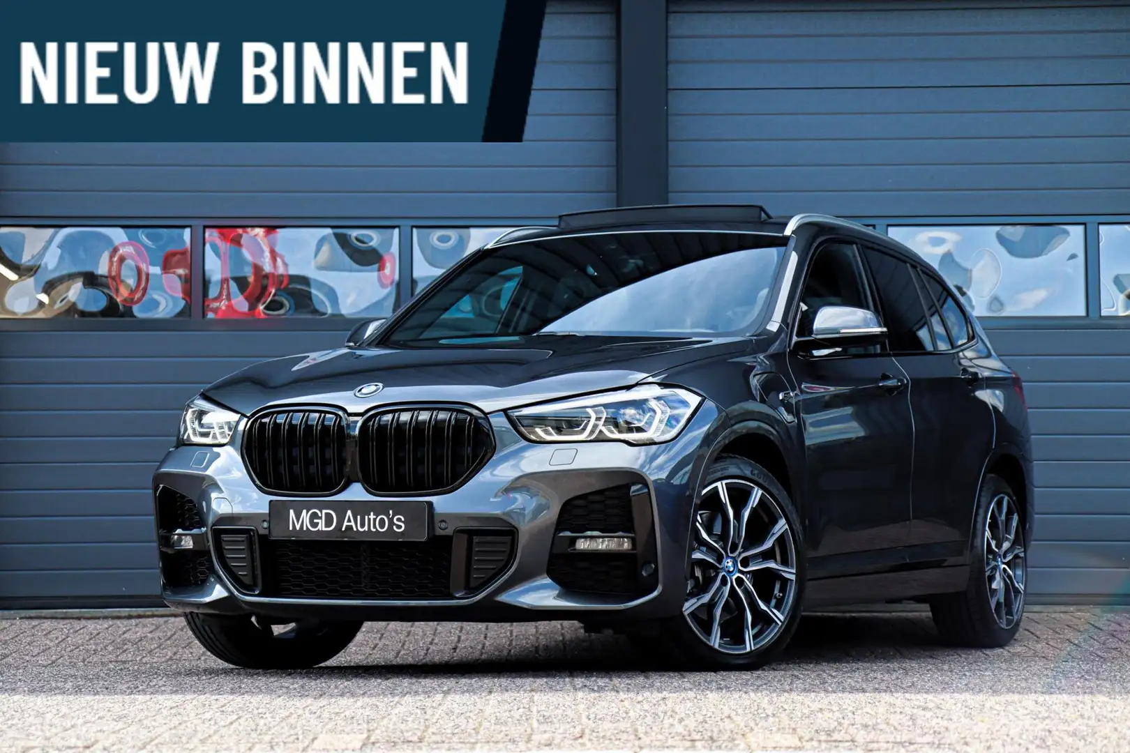 BMW X1 xDrive25e M-Sport M-Pakket /LED/PANODAK/KEYLESS/ST Grijs - 1