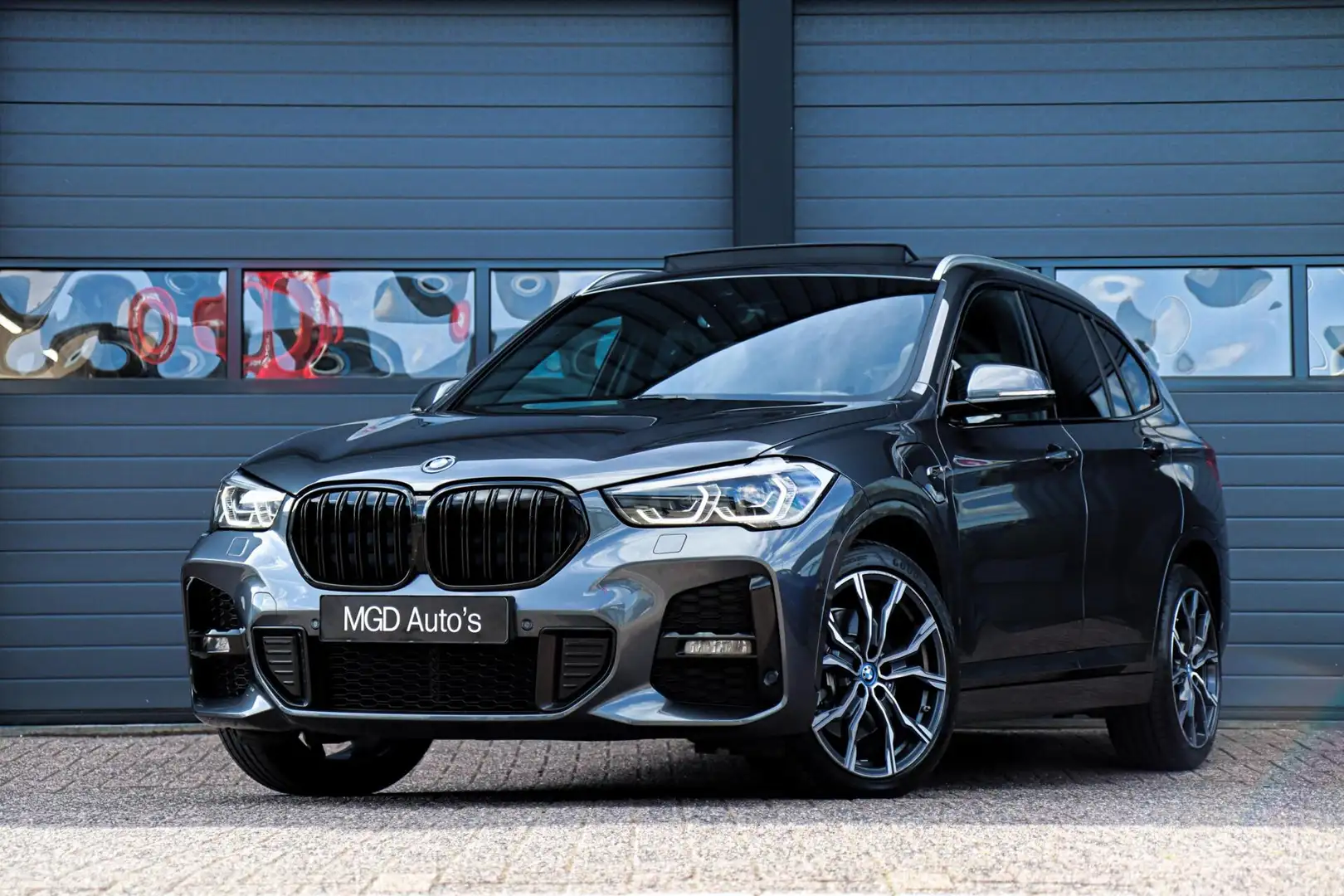 BMW X1 xDrive25e M-Sport M-Pakket /LED/PANODAK/KEYLESS/ST Gris - 1