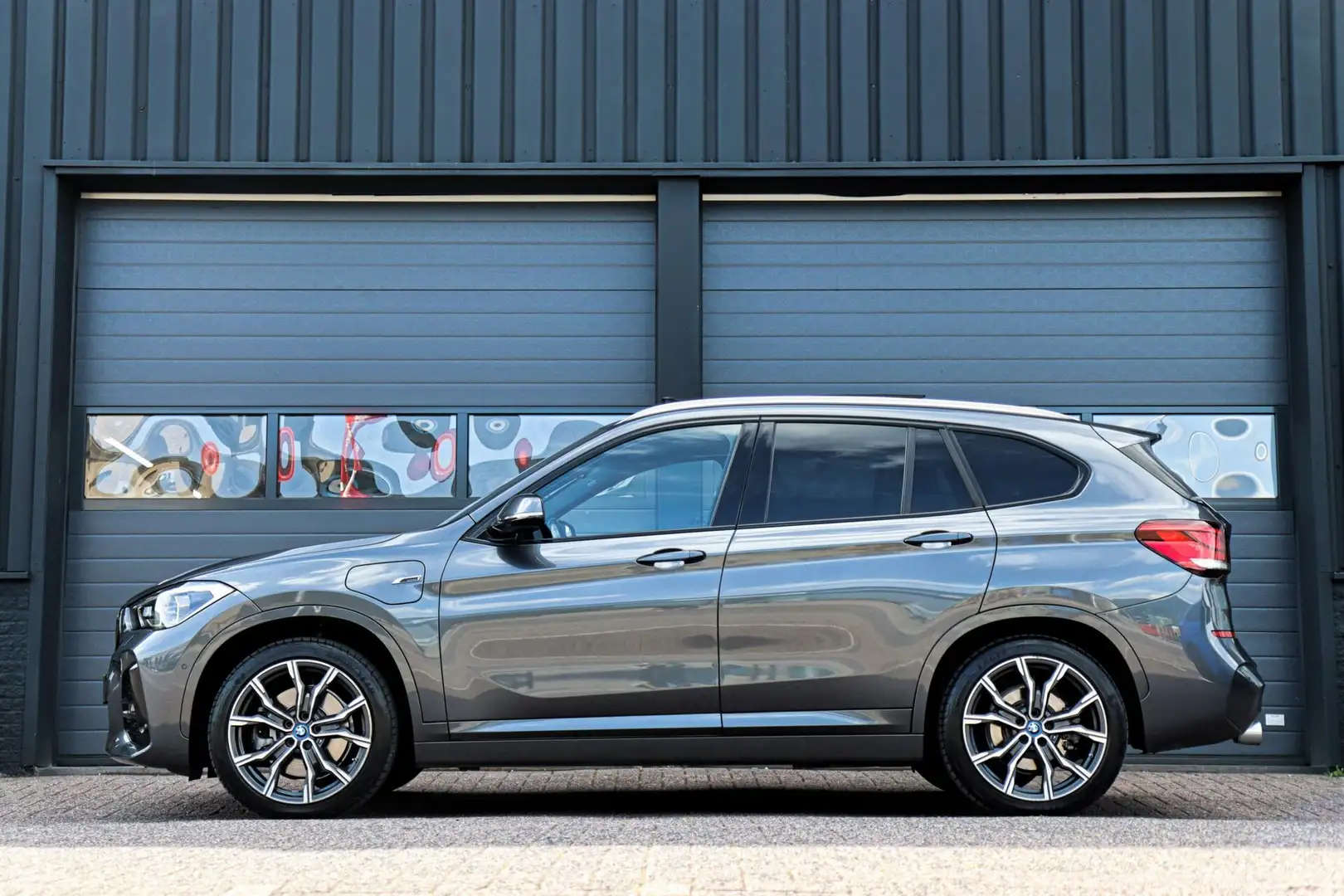 BMW X1 xDrive25e M-Sport M-Pakket /LED/PANODAK/KEYLESS/ST Grijs - 2