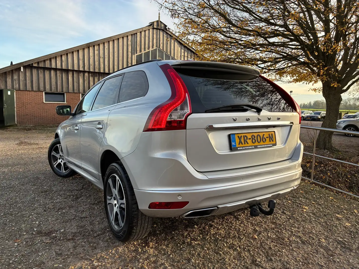 Volvo XC60 2.0 D3 FWD Momentum | Automaat + Pano + Cruise + C Grijs - 2