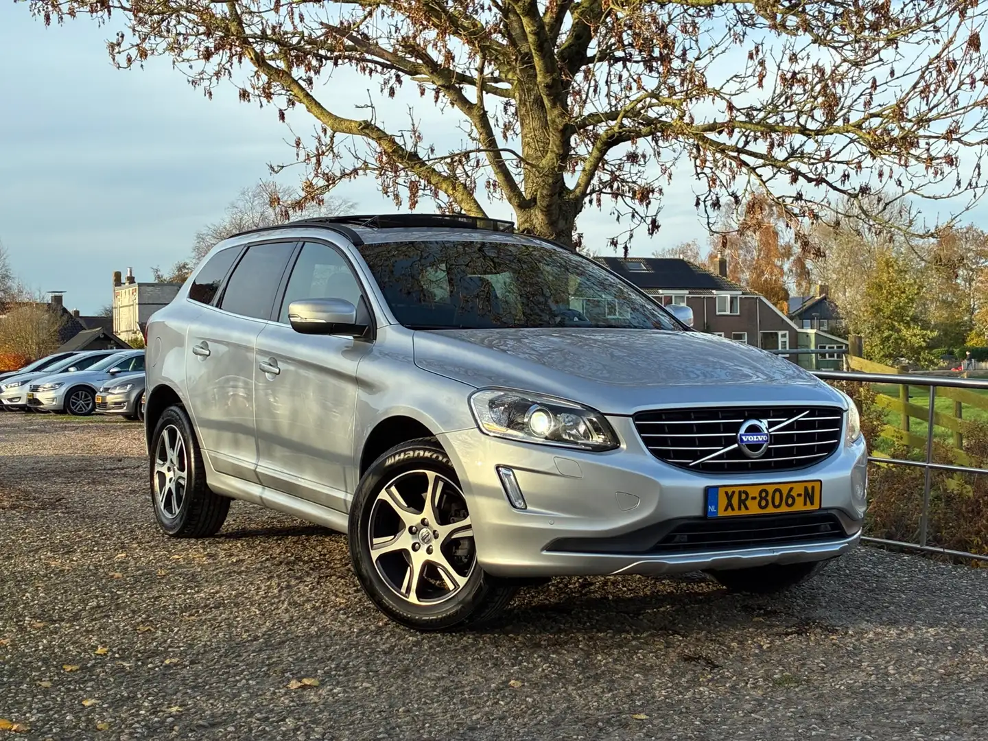 Volvo XC60 2.0 D3 FWD Momentum | Automaat + Pano + Cruise + C Grijs - 1
