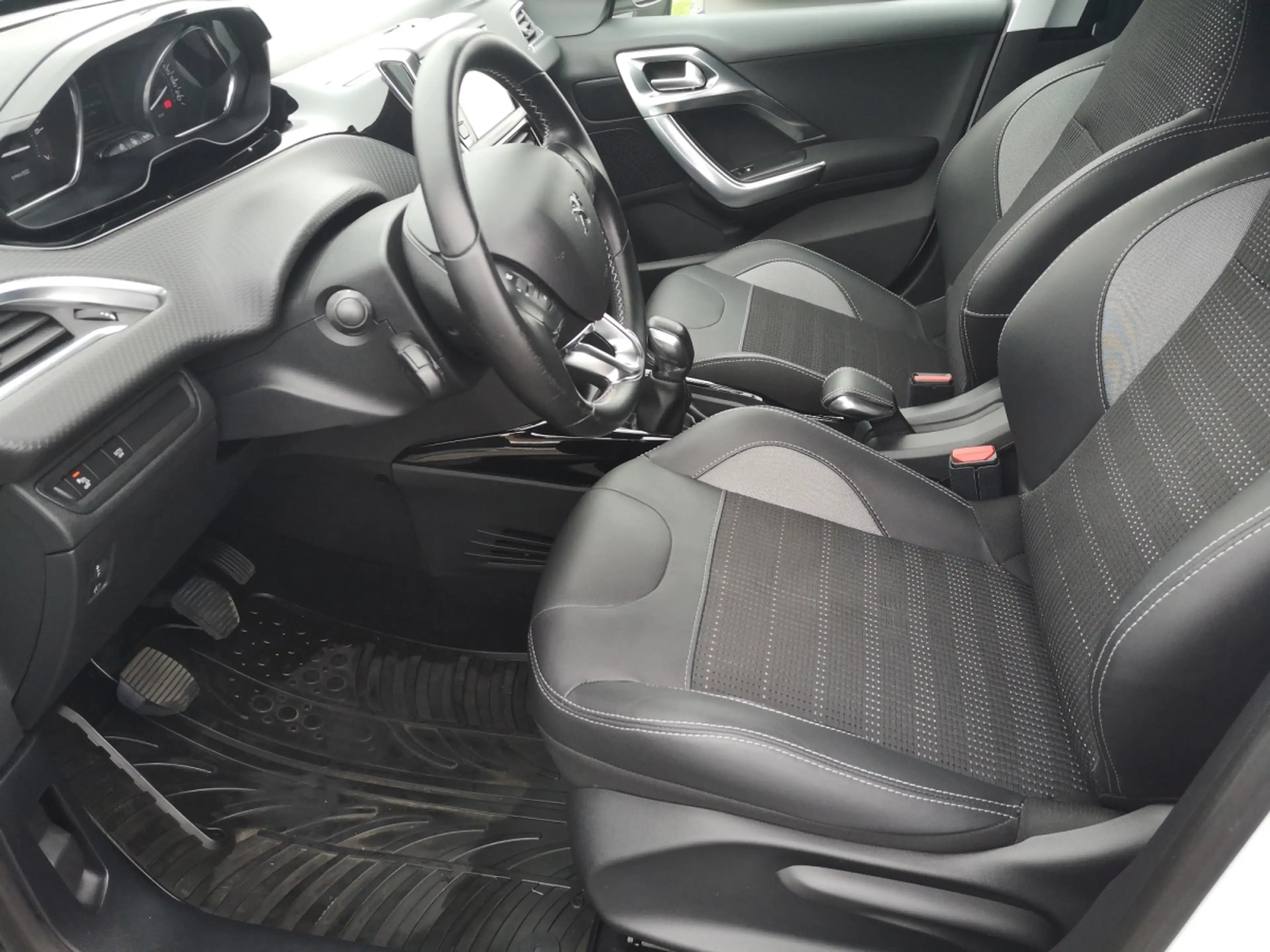 Peugeot 2008 1,2 PureTech 110 — photo 5