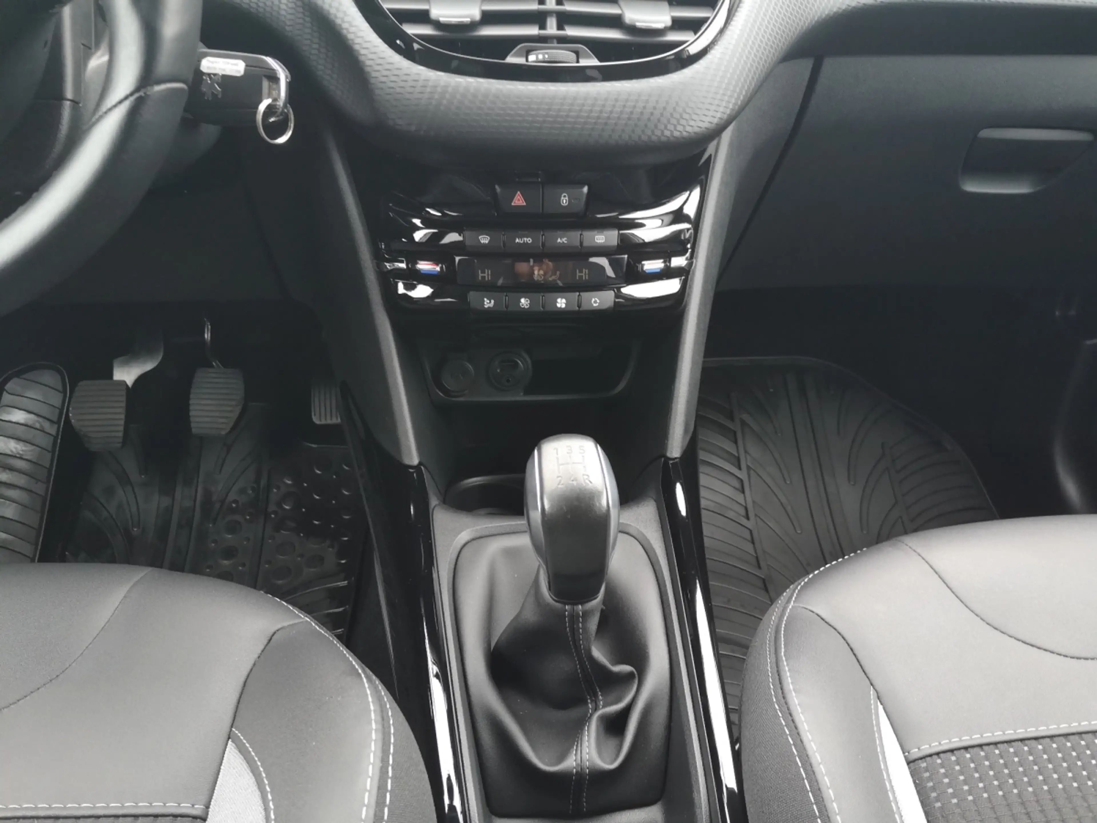 Peugeot 2008 1,2 PureTech 110 — photo 8
