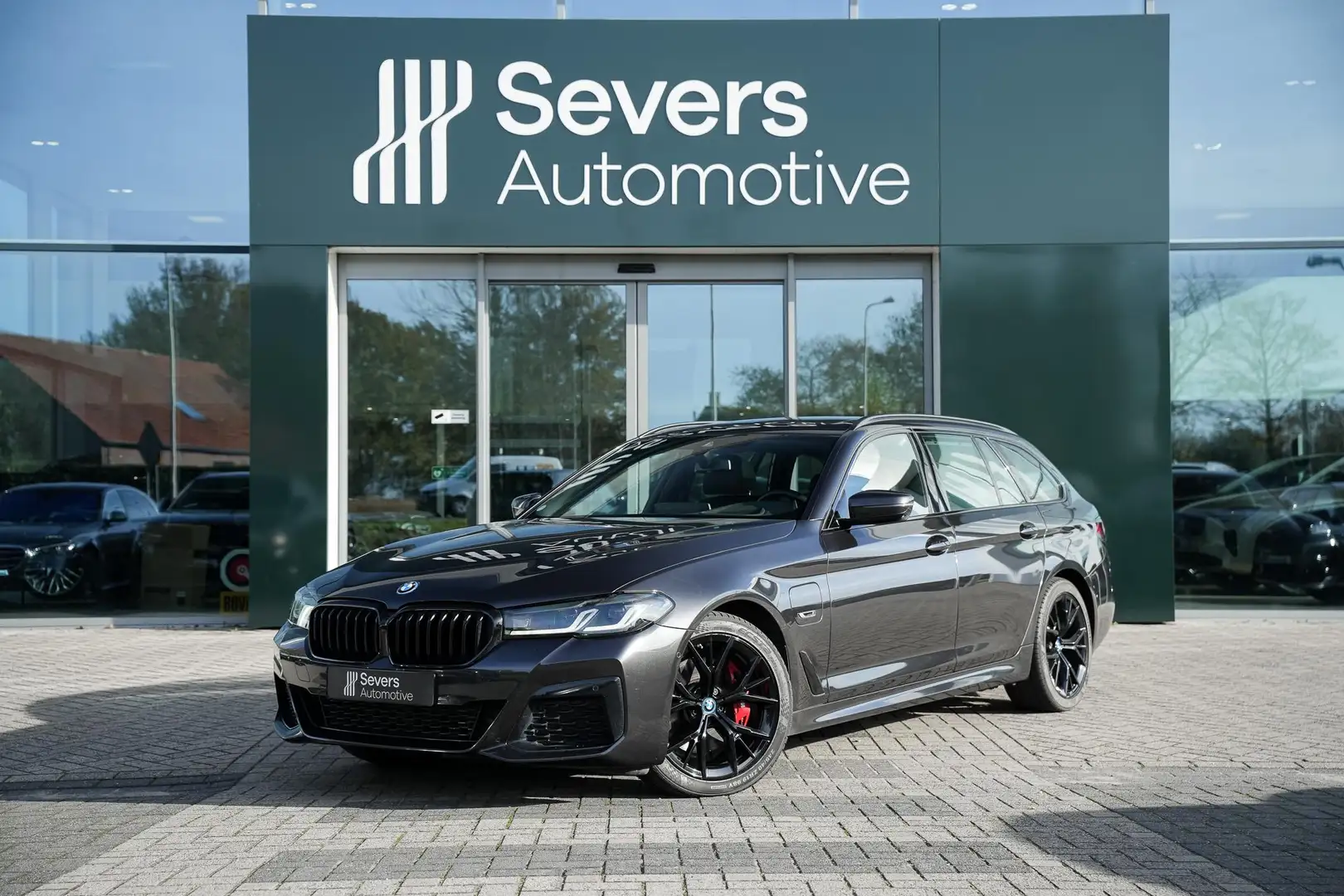 BMW 530 5 Serie Touring 530e xDrive | M-Sport Pro | Panora Grijs - 1