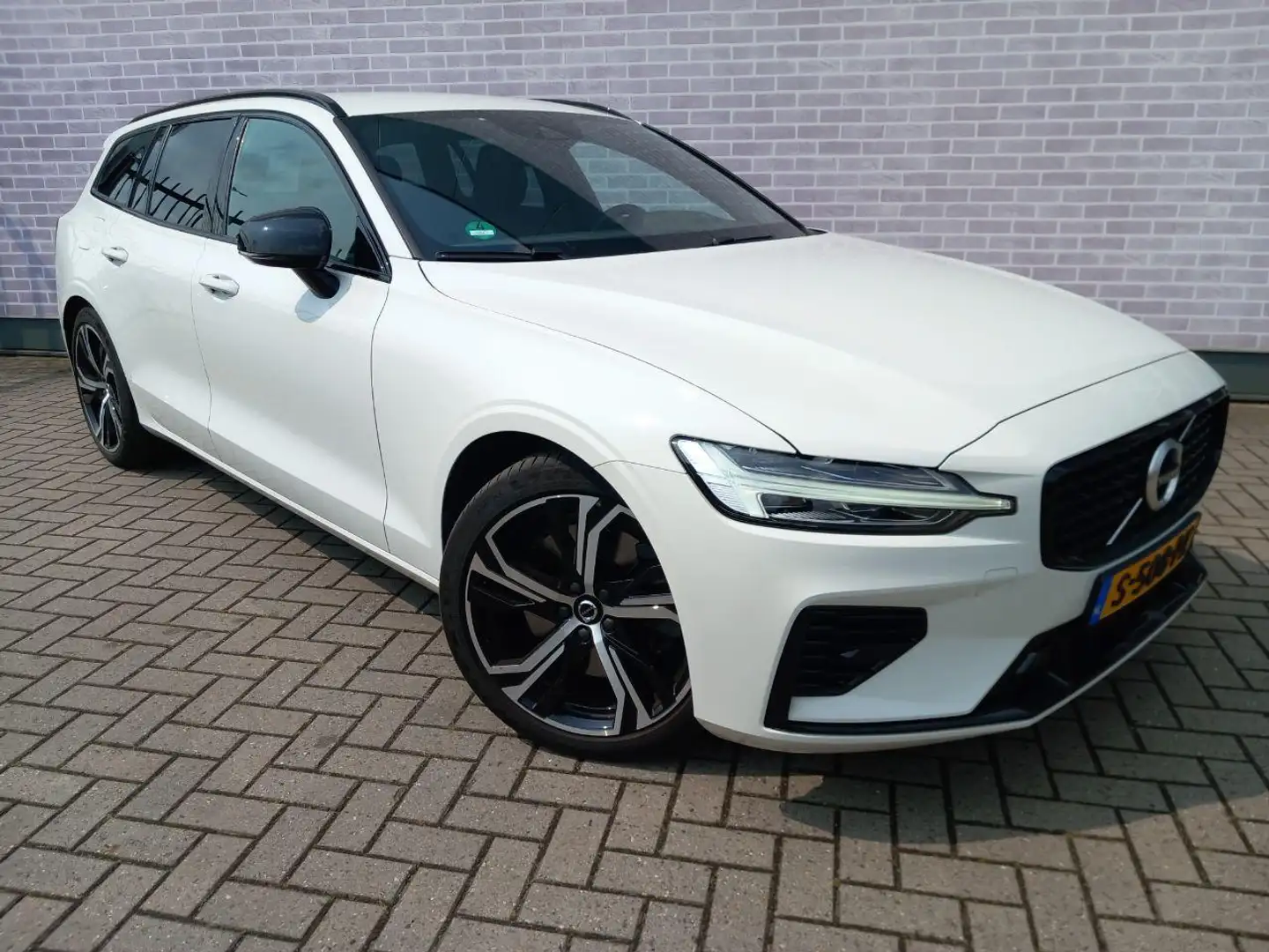 Volvo V60 2.0 T6 Recharge AWD R-Design Blanc - 2