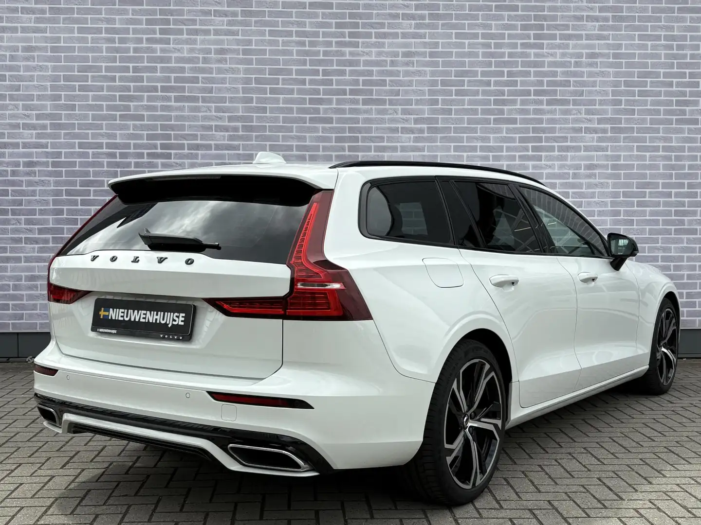 Volvo V60 2.0 T6 Recharge AWD R-Design Weiß - 2
