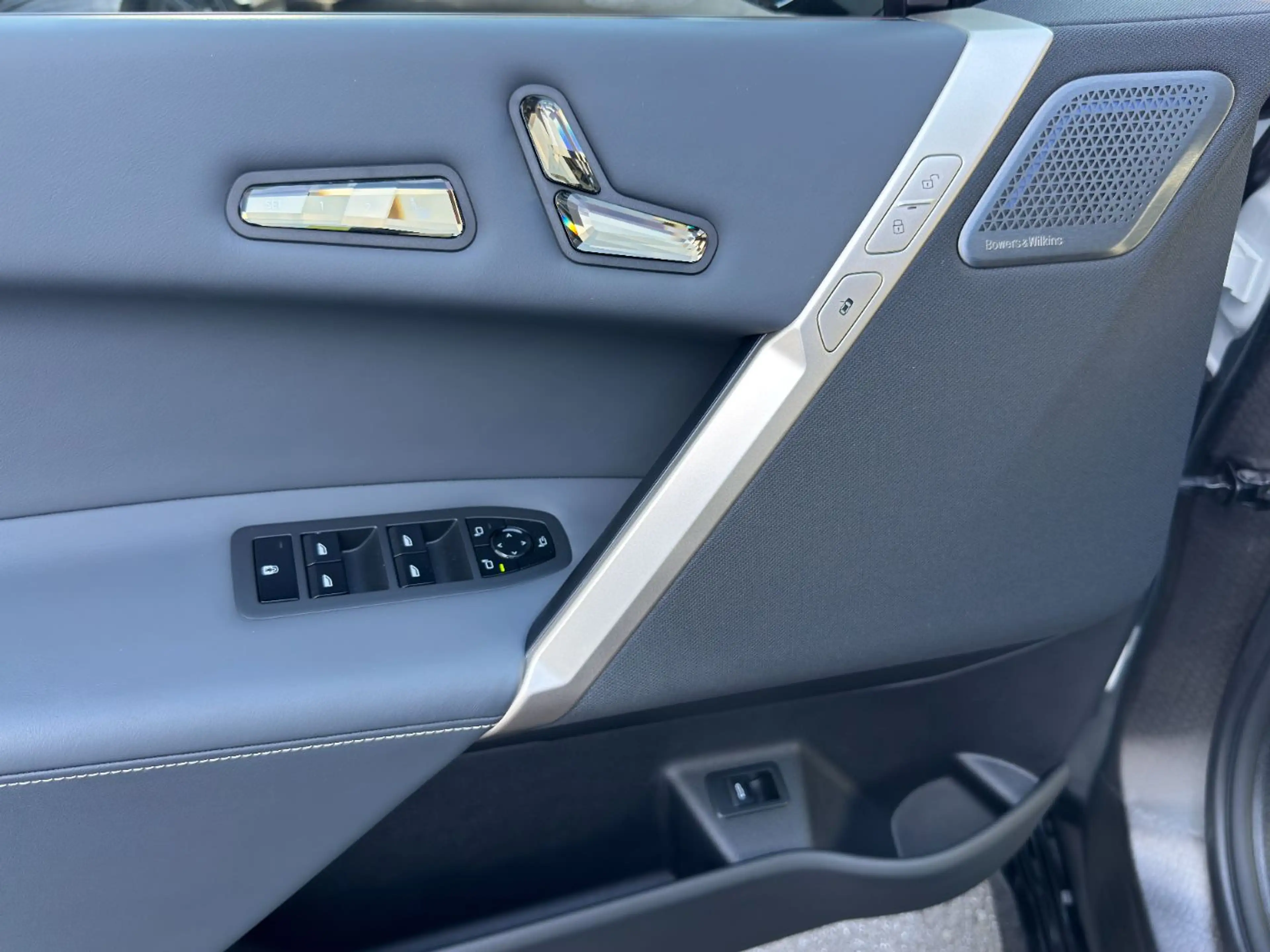 BMW iX M60 — photo 22