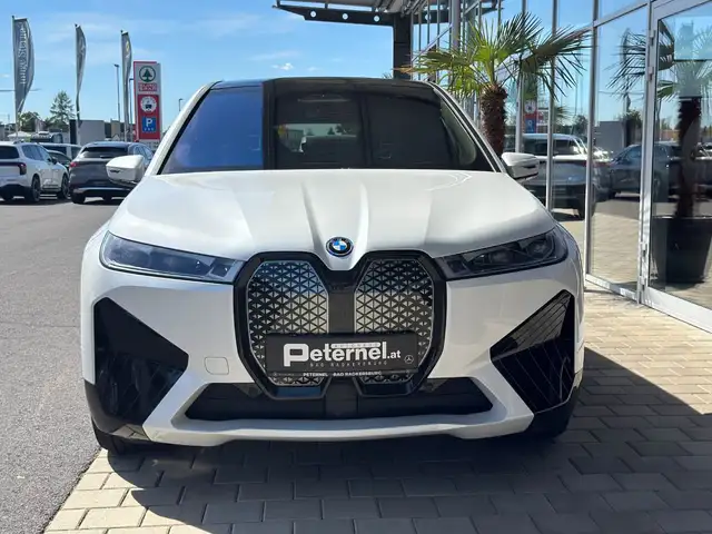 BMW Ix view 9