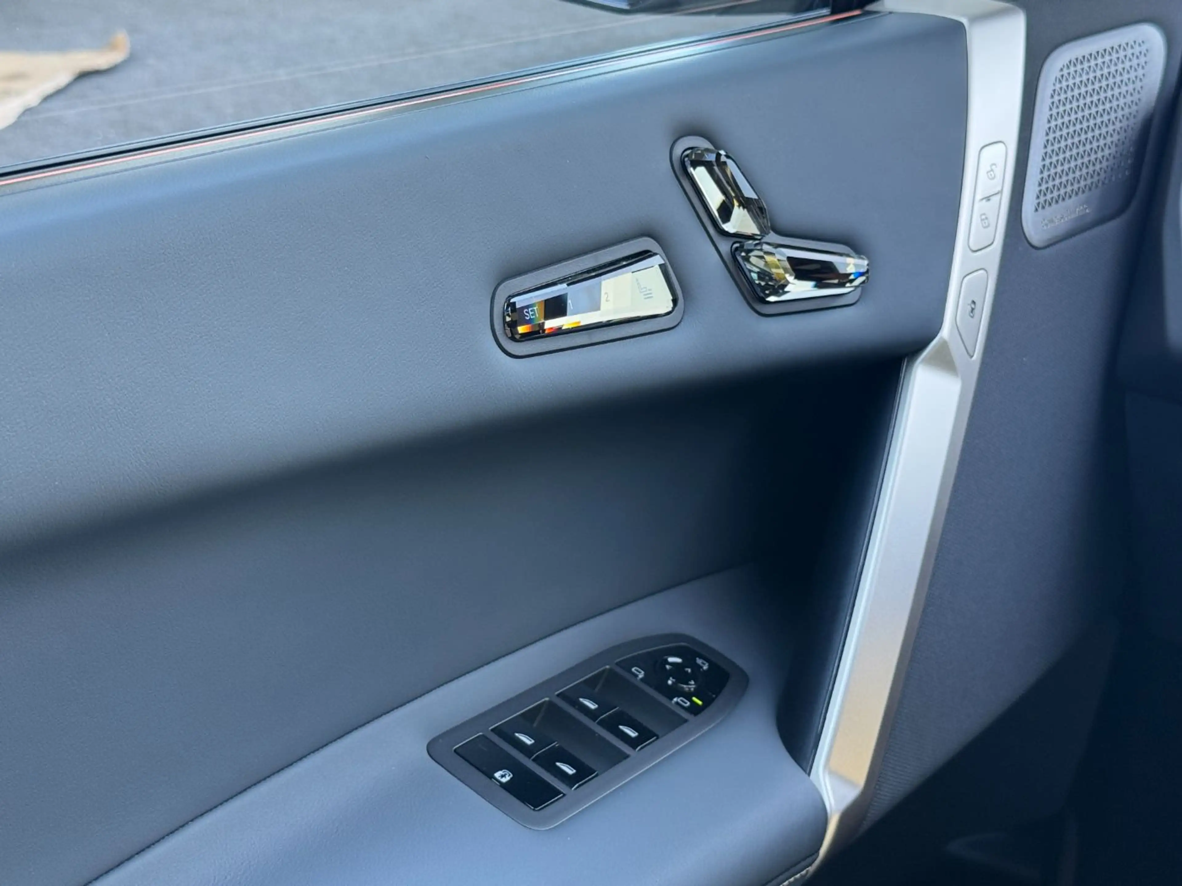 BMW iX M60 — photo 24