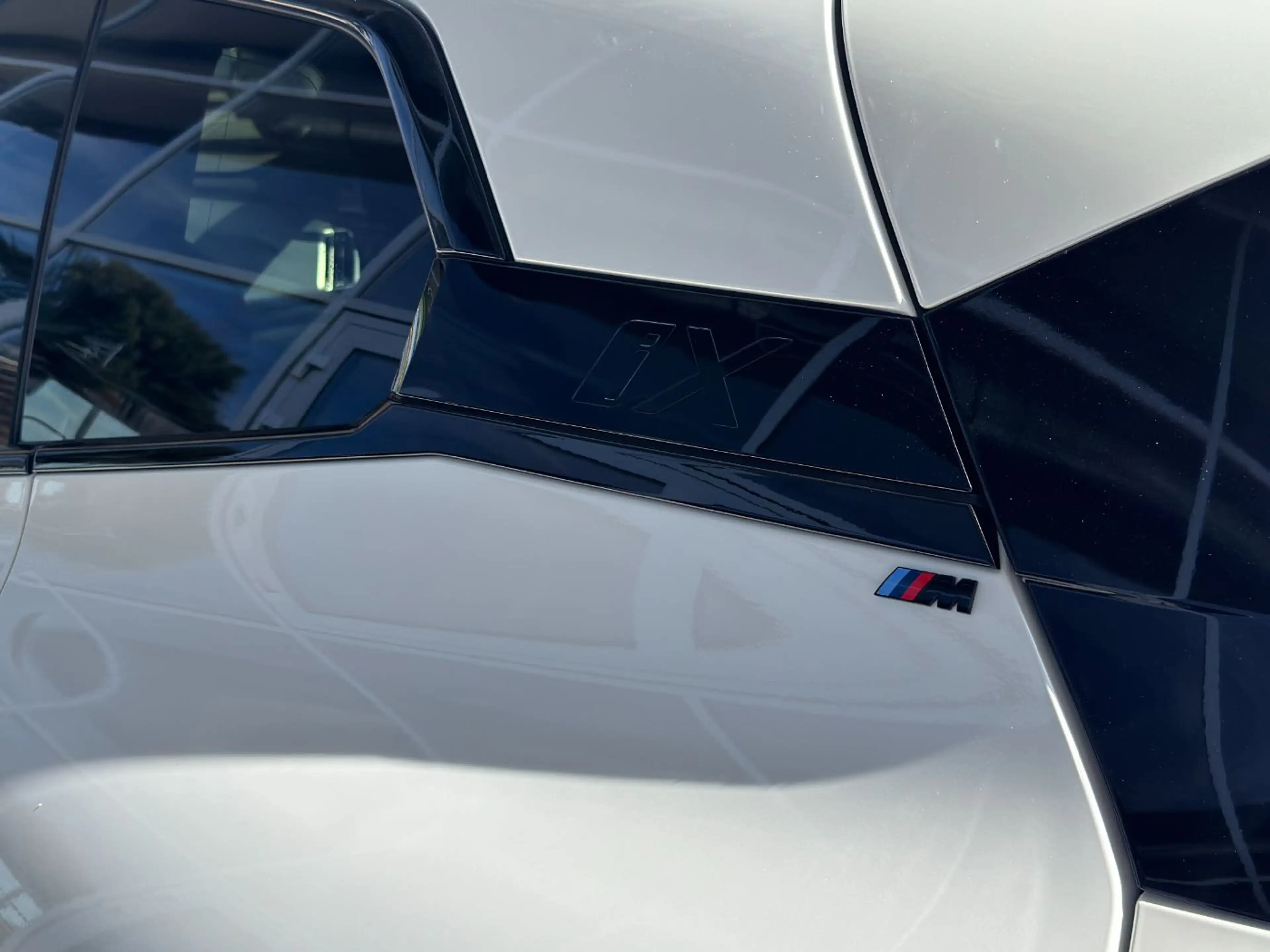 BMW iX M60 — photo 12
