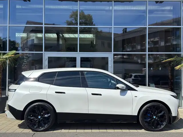 BMW Ix view 6