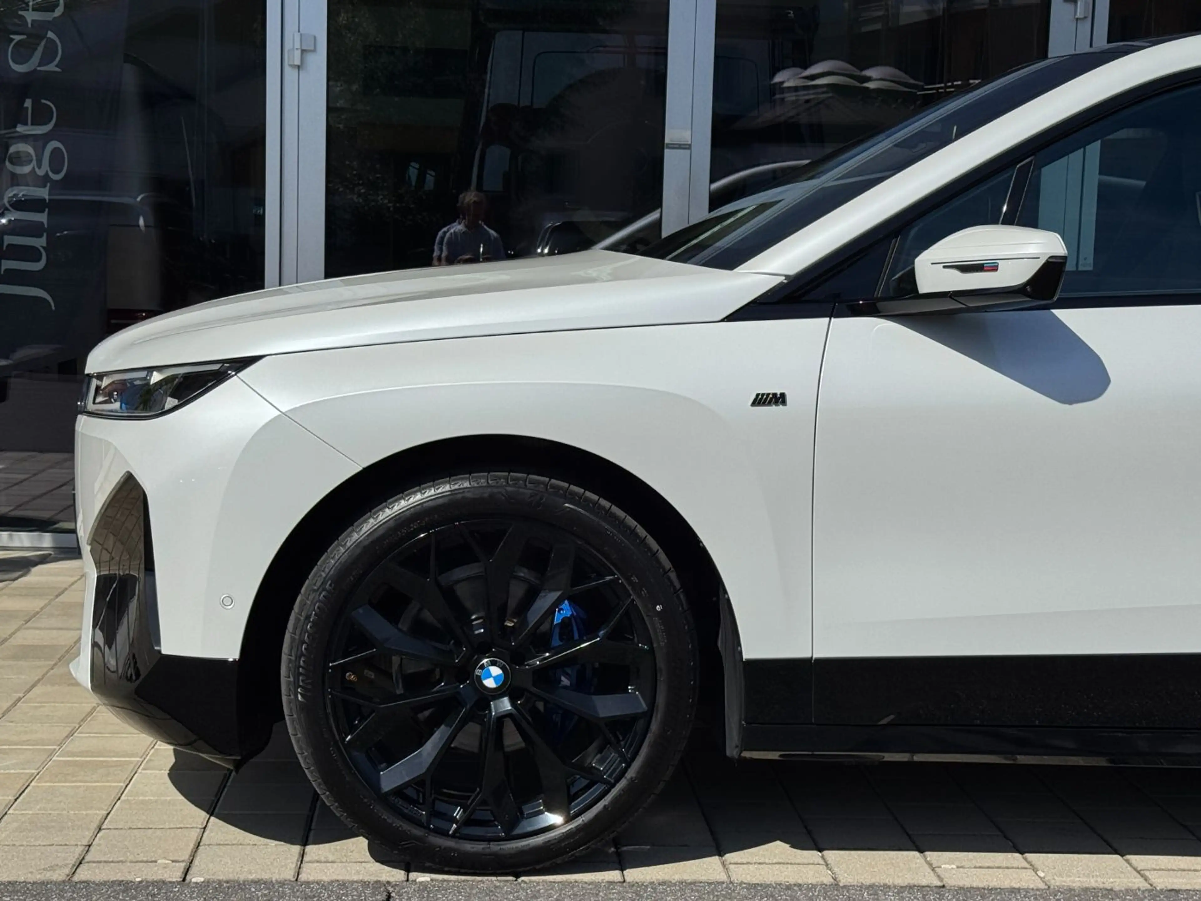 BMW iX M60 — photo 8