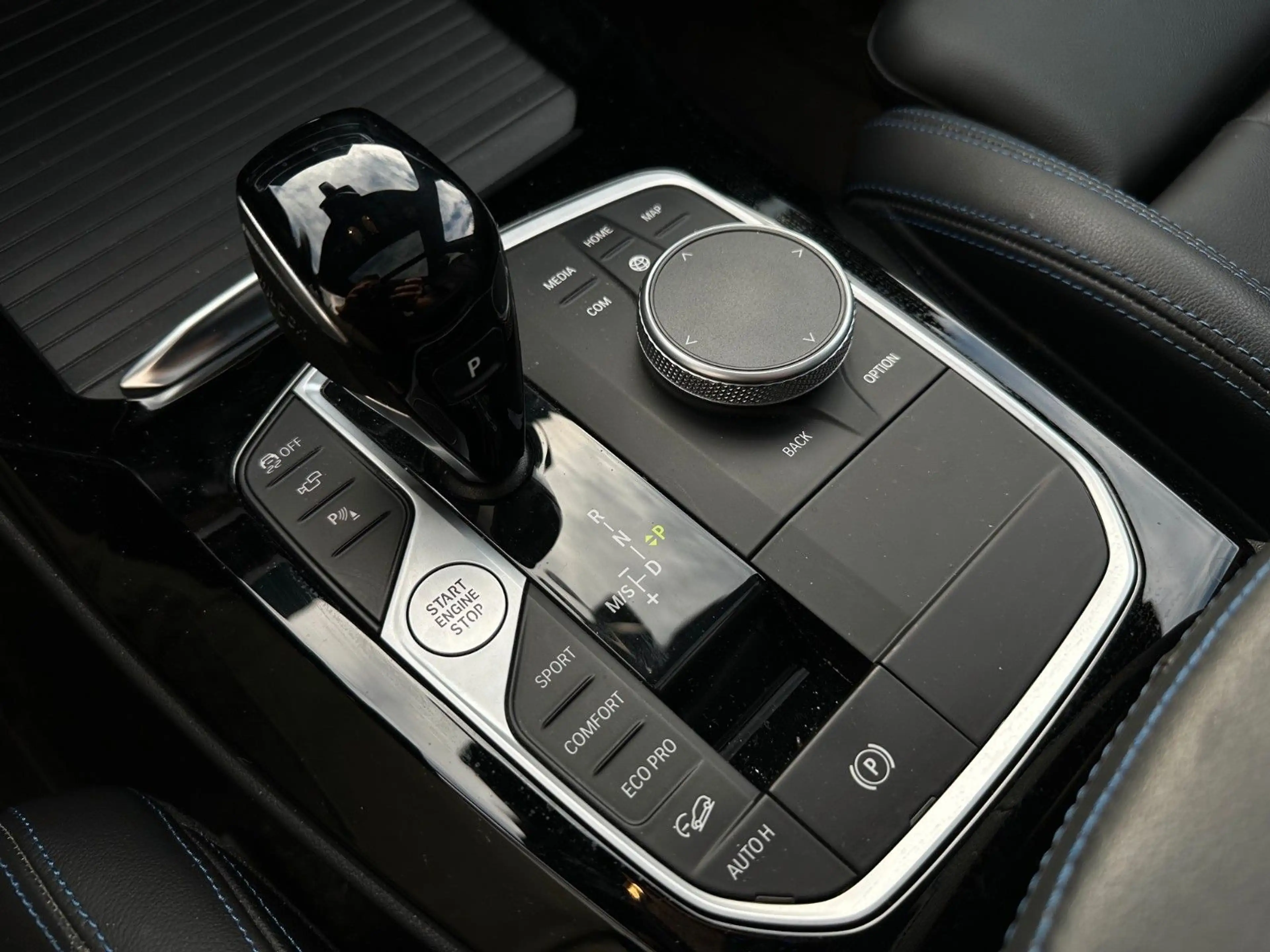 BMW X3 30i M Sport Laser HUD 20" Panorama DAB AHK — photo 13