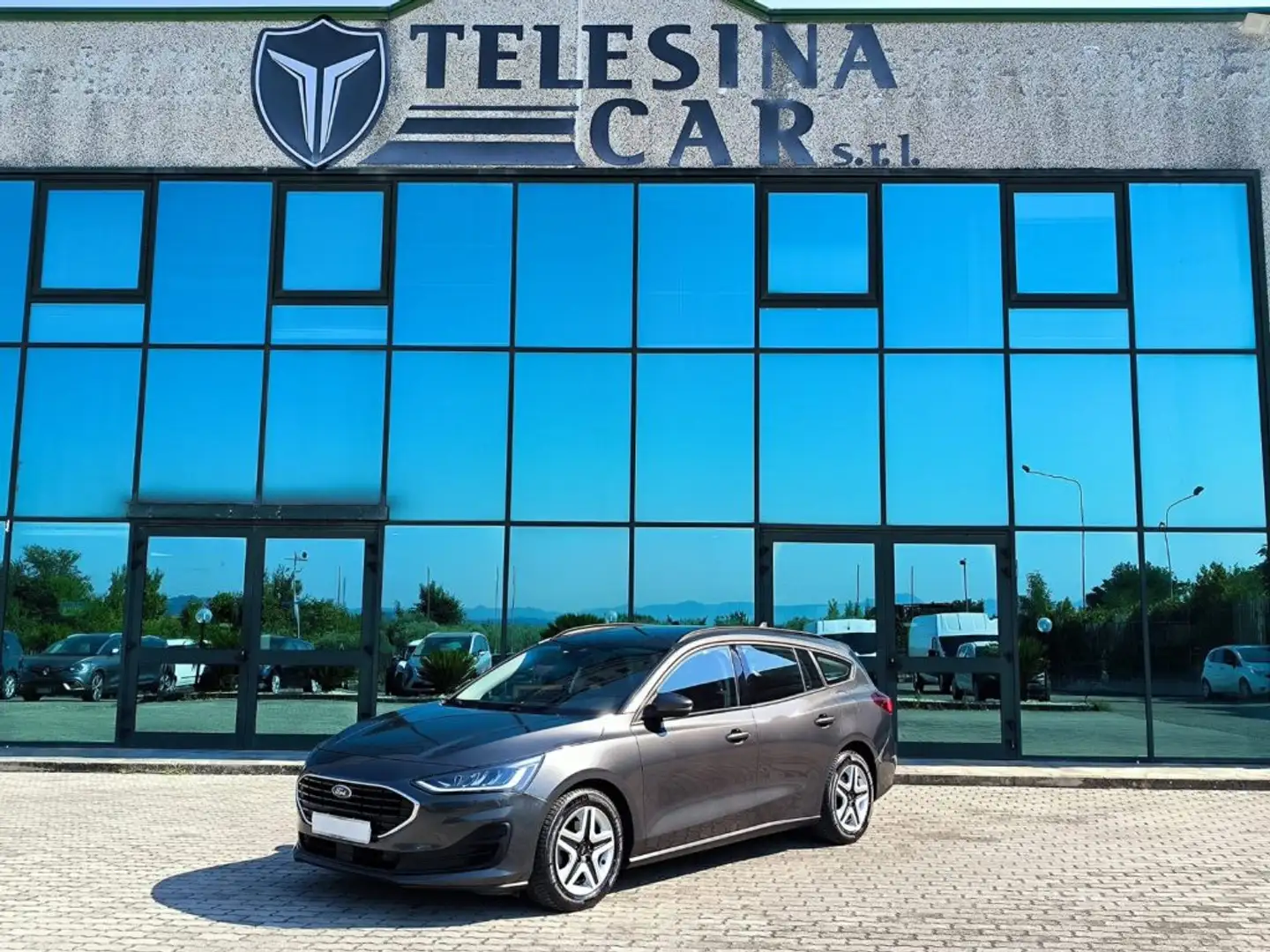 Ford Focus 1.5 EcoBlue 120 CV automatico SW Business Grigio - 1