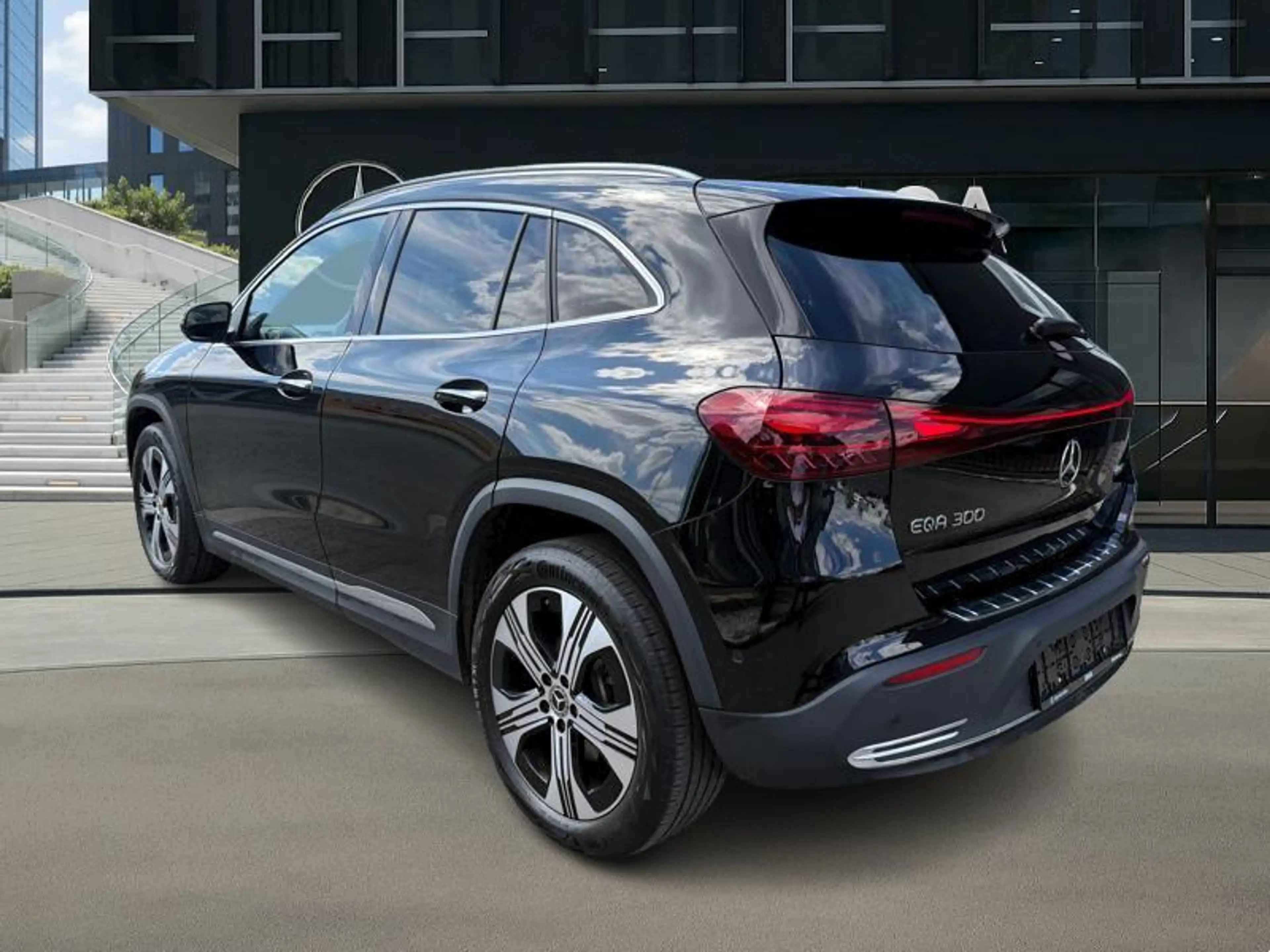 Mercedes-Benz EQA 300 4MATIC Luxury Line — photo 6