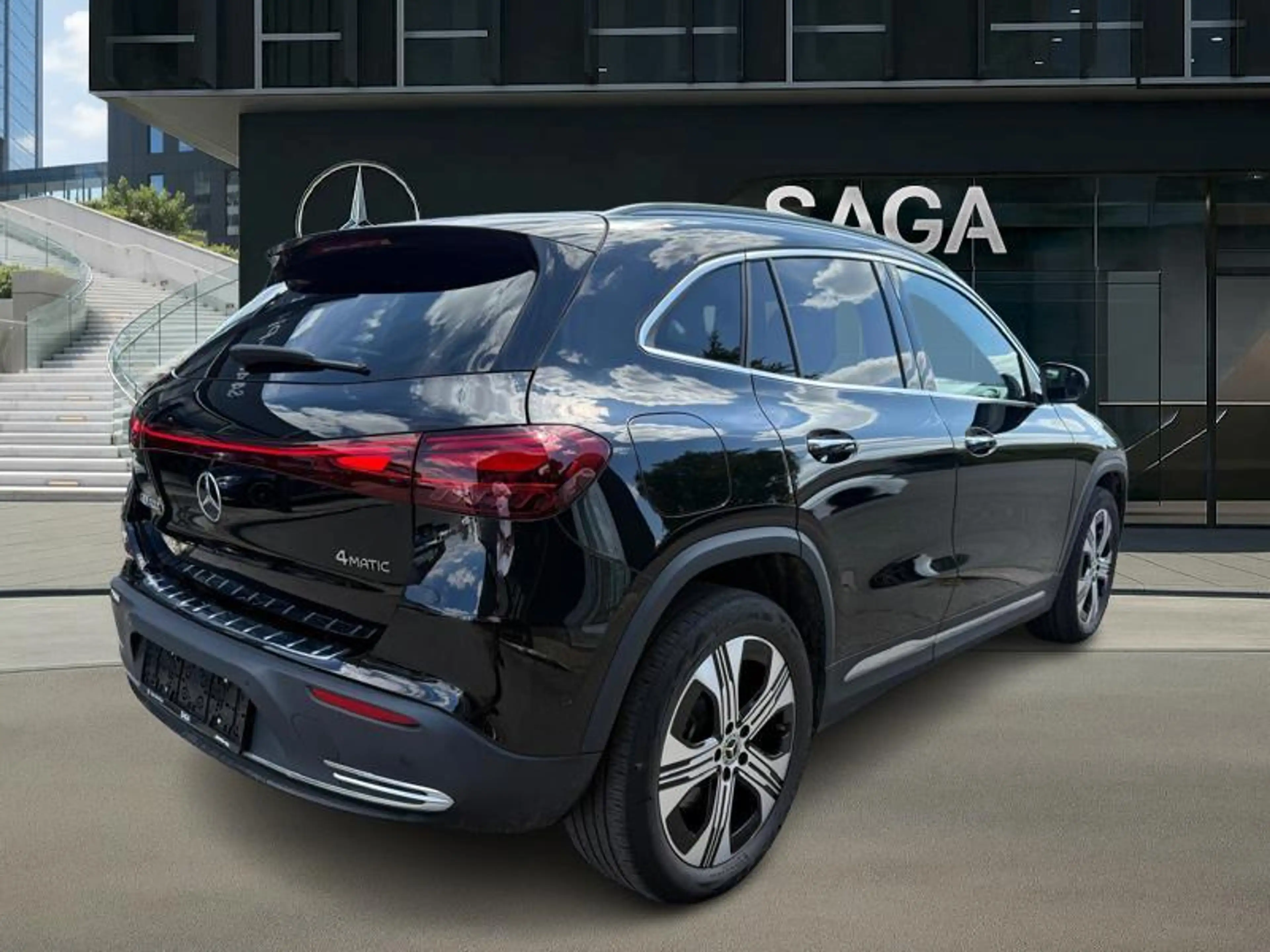 Mercedes-Benz EQA 300 4MATIC Luxury Line — photo 2