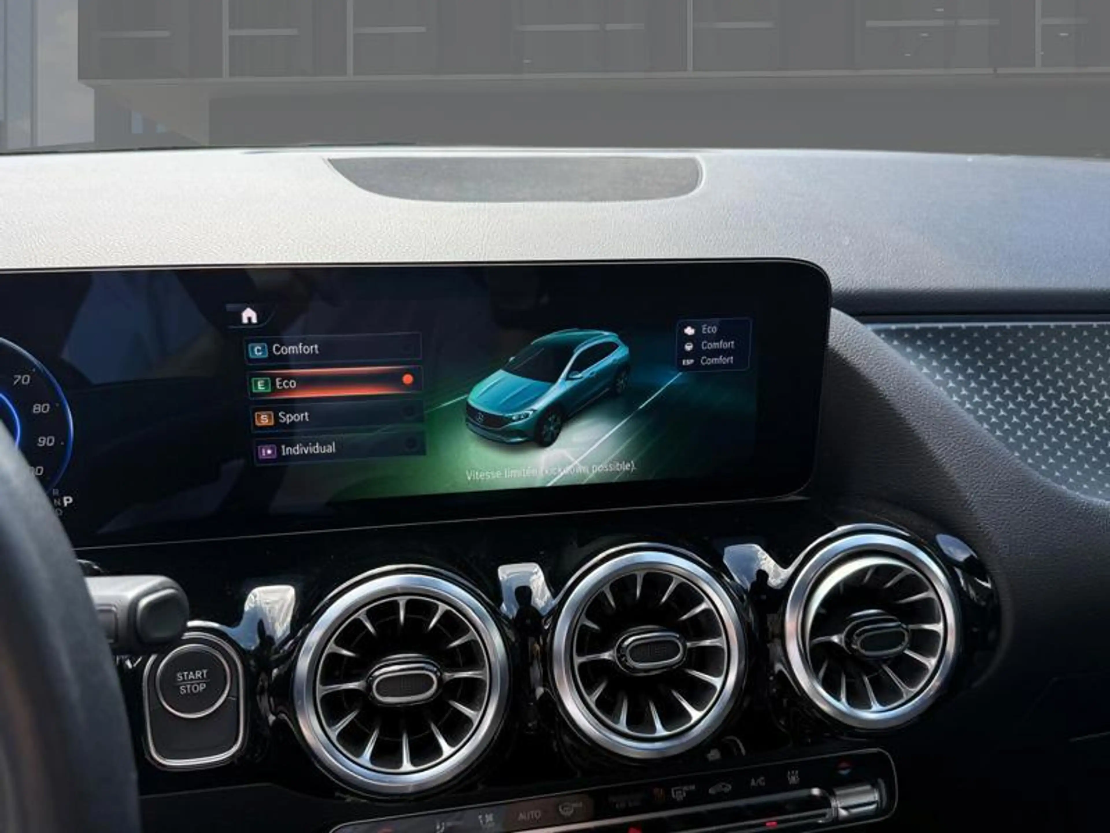 Mercedes-Benz EQA 300 4MATIC Luxury Line — photo 14