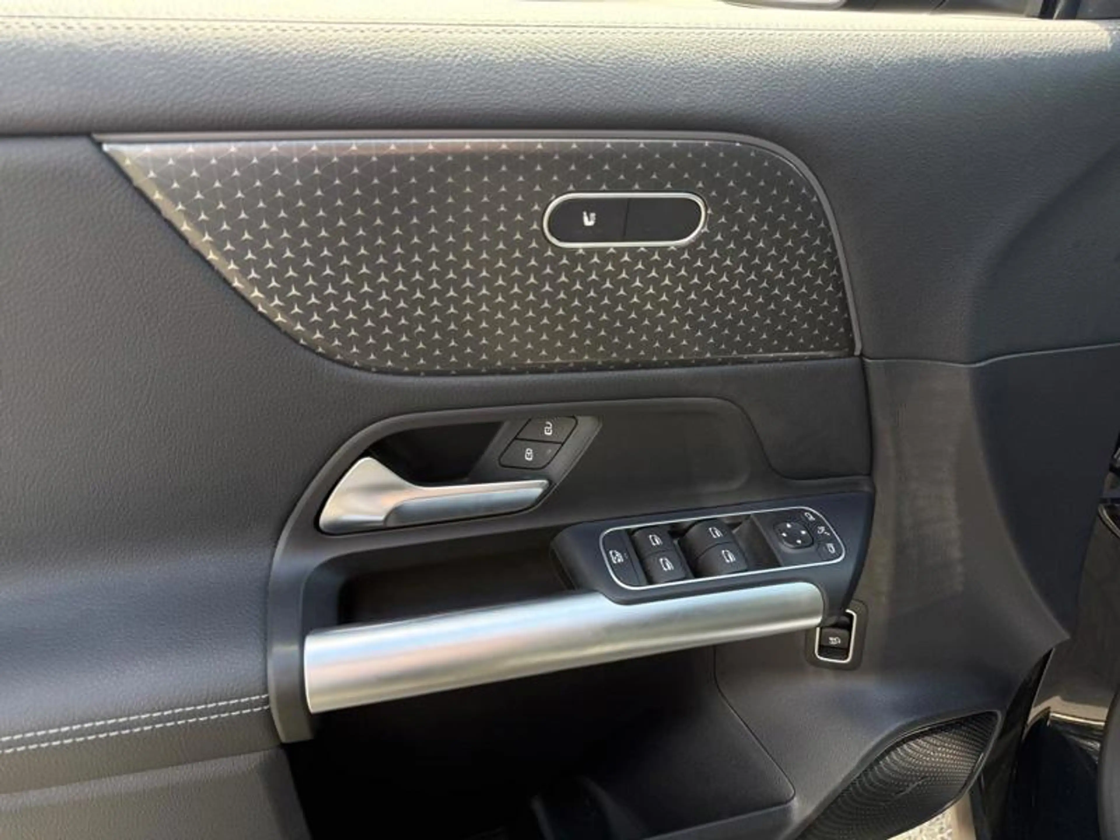 Mercedes-Benz EQA 300 4MATIC Luxury Line — photo 9