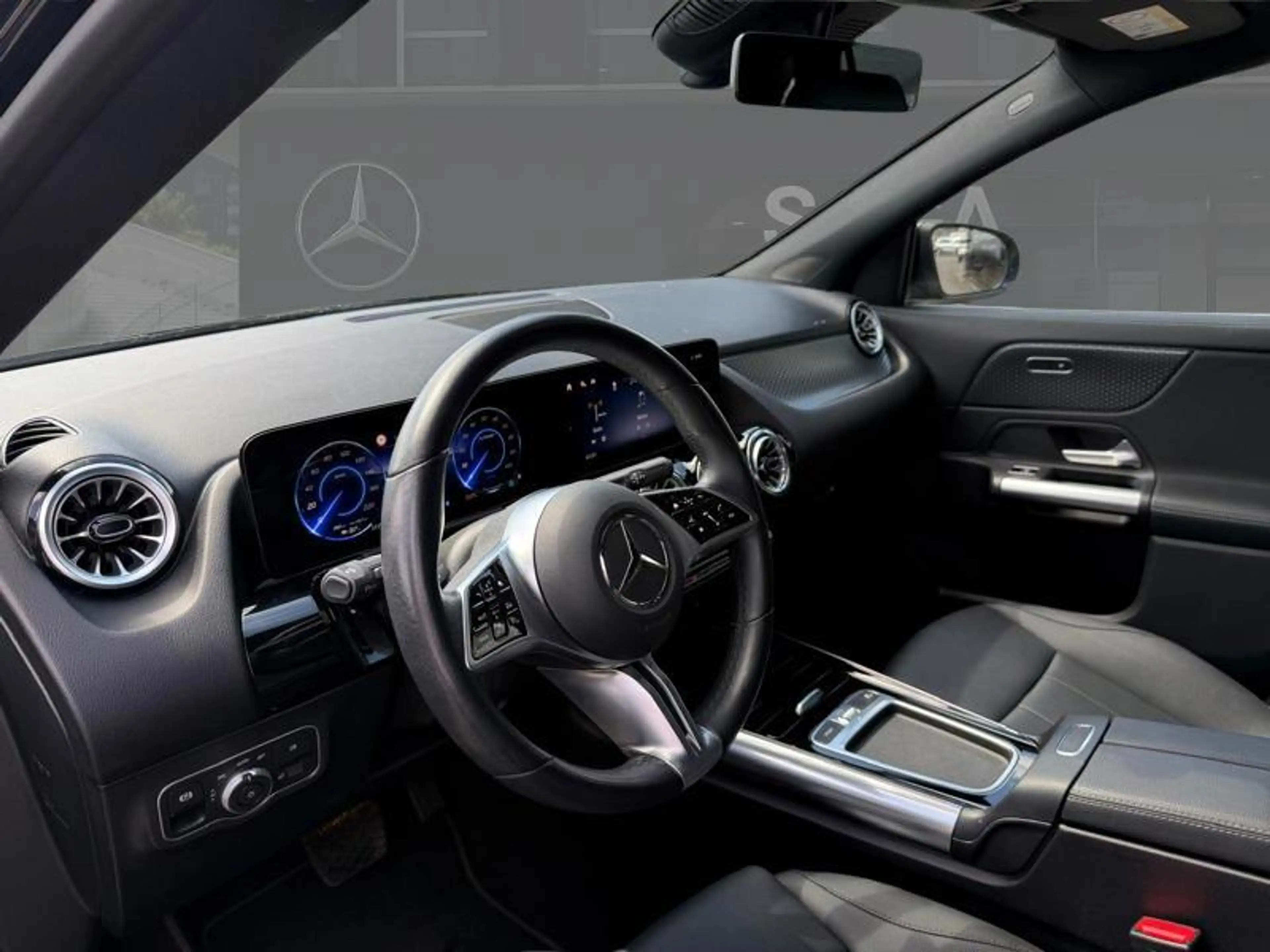 Mercedes-Benz EQA 300 4MATIC Luxury Line — photo 3