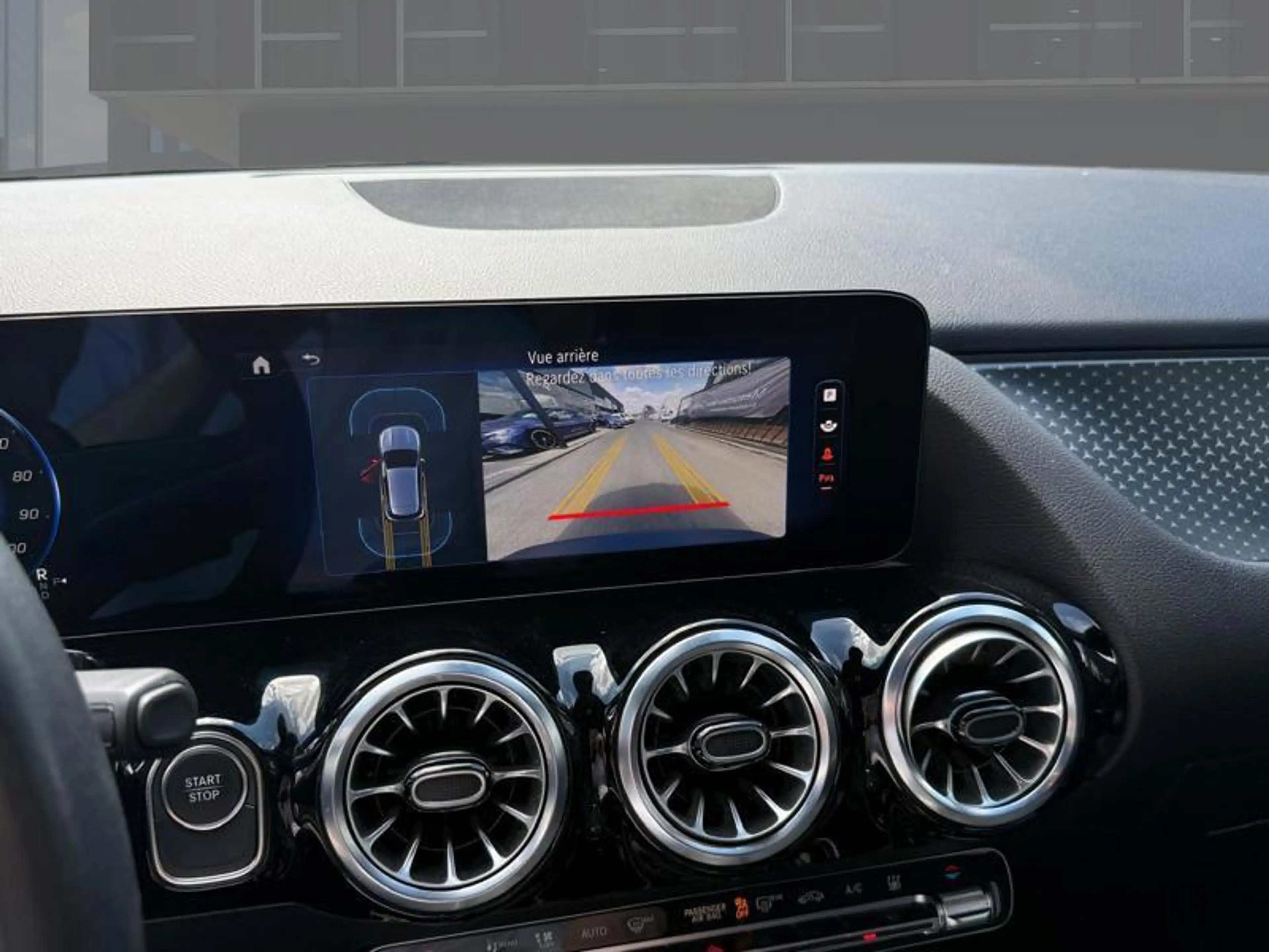 Mercedes-Benz EQA 300 4MATIC Luxury Line — photo 12