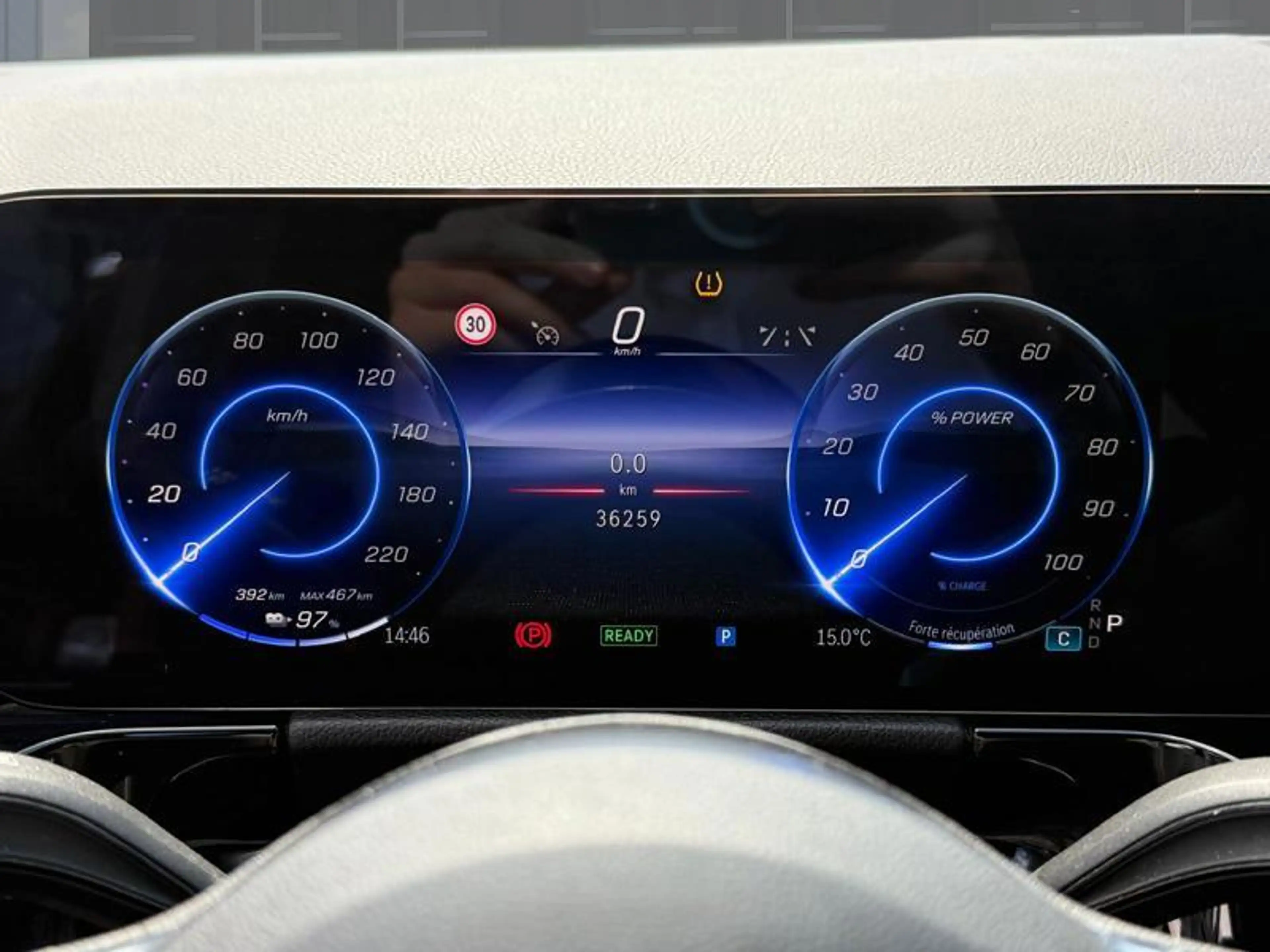 Mercedes-Benz EQA 300 4MATIC Luxury Line — photo 11