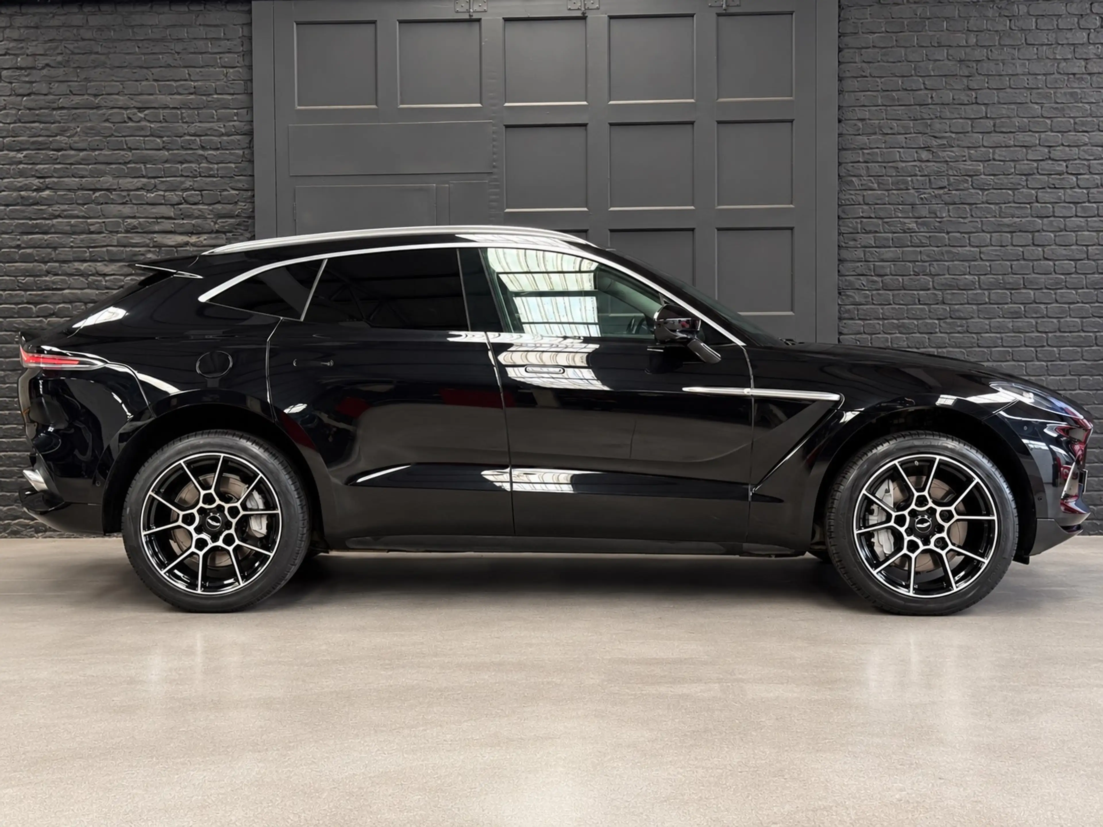 Aston Martin DBX — photo 3