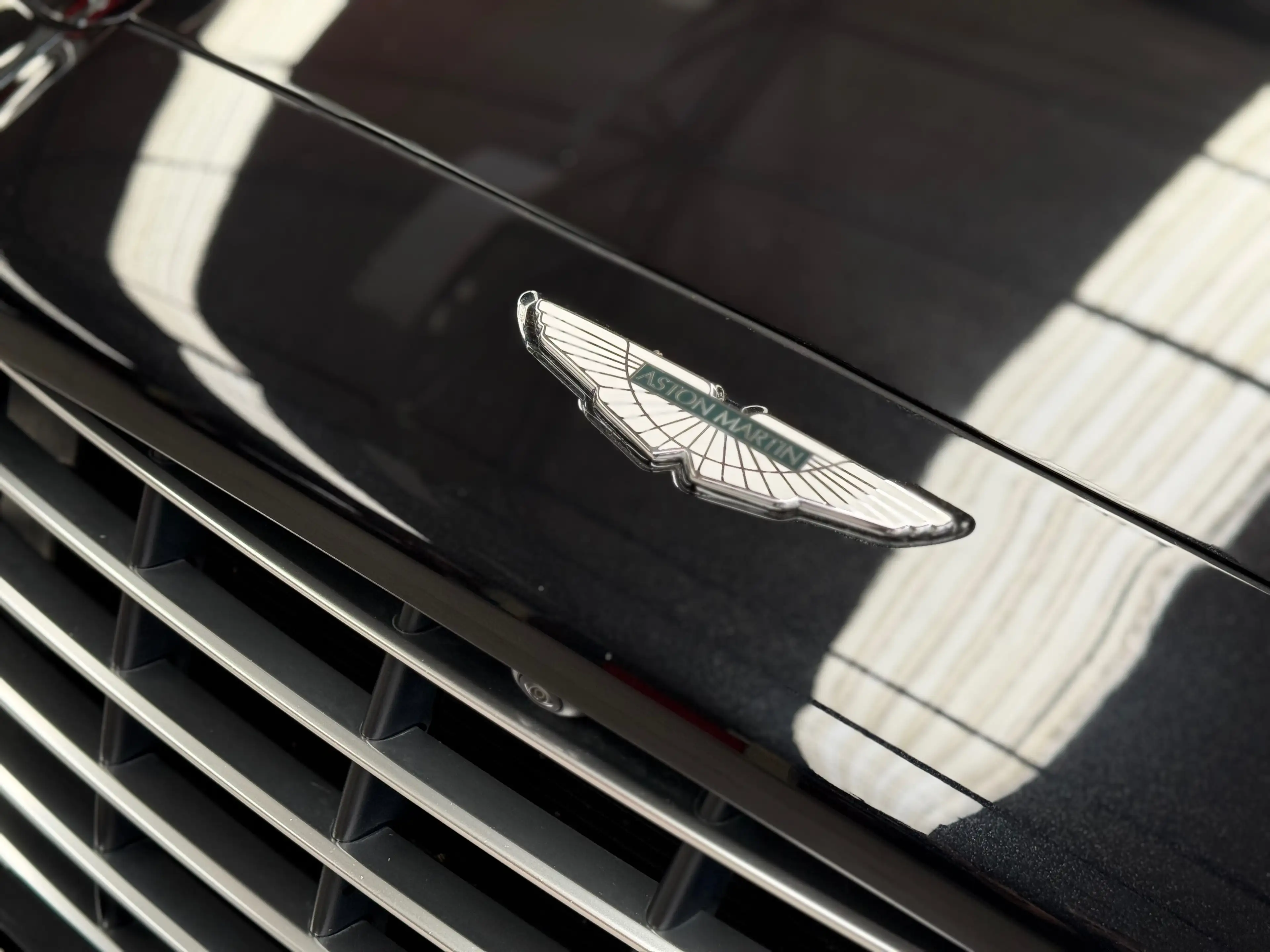 Aston Martin DBX — photo 7