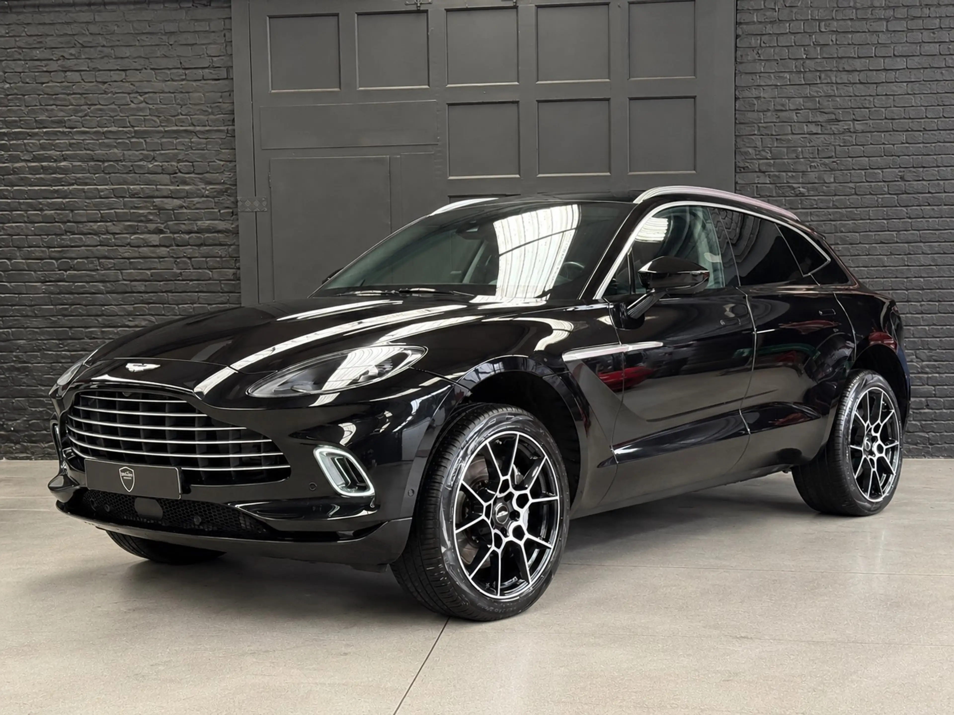 Aston Martin DBX — photo 12