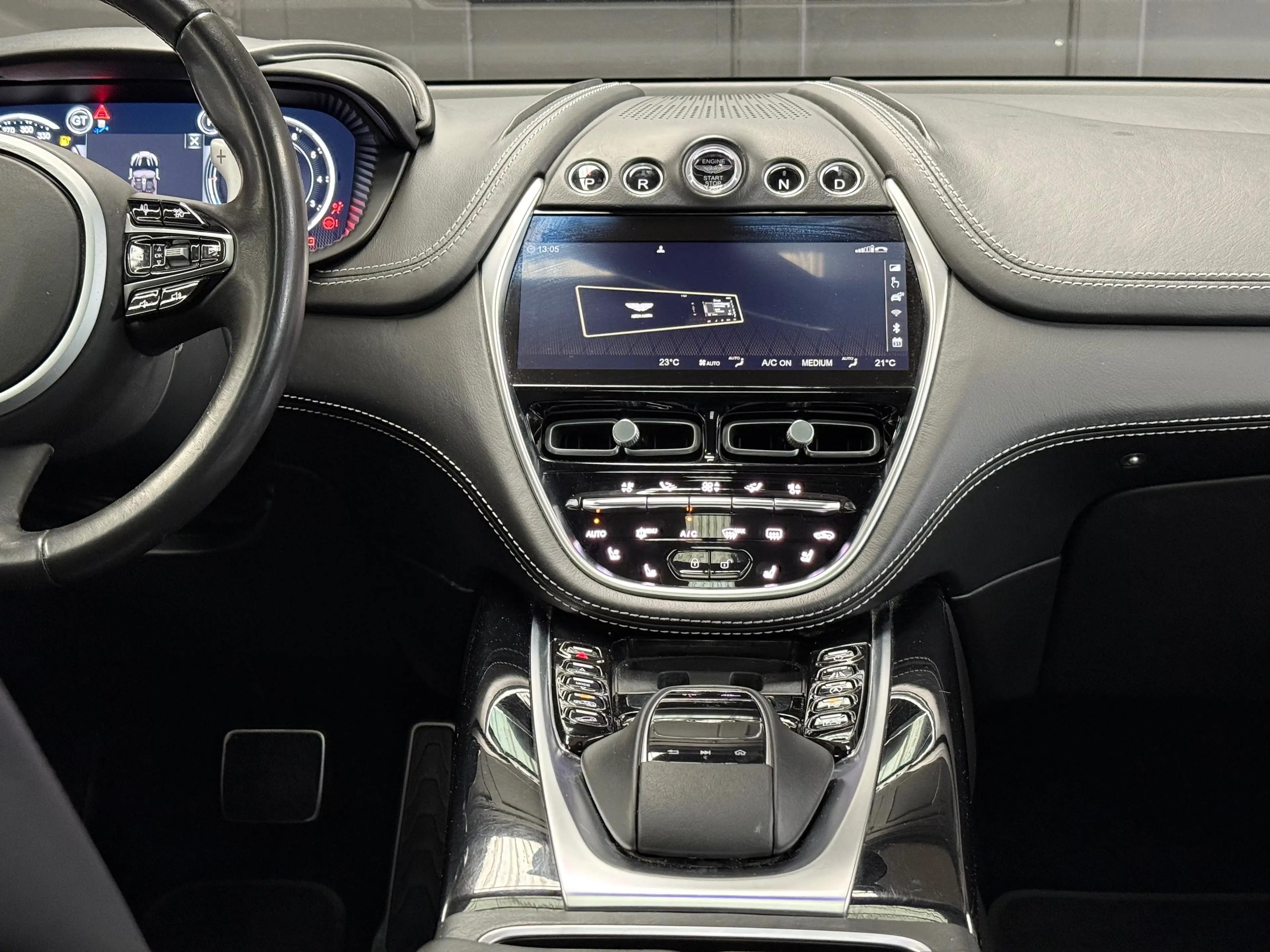 Aston Martin DBX — photo 5
