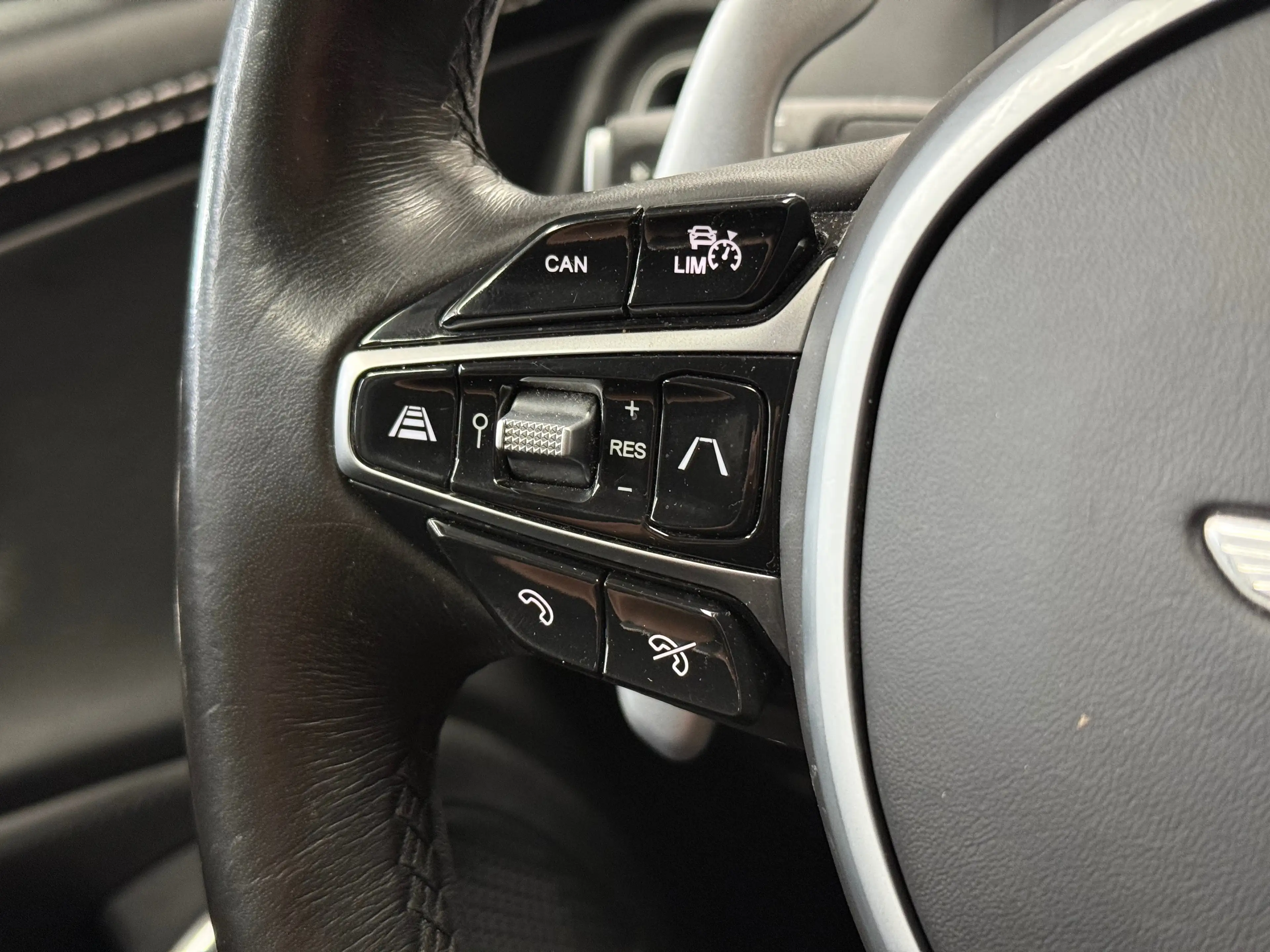 Aston Martin DBX — photo 9