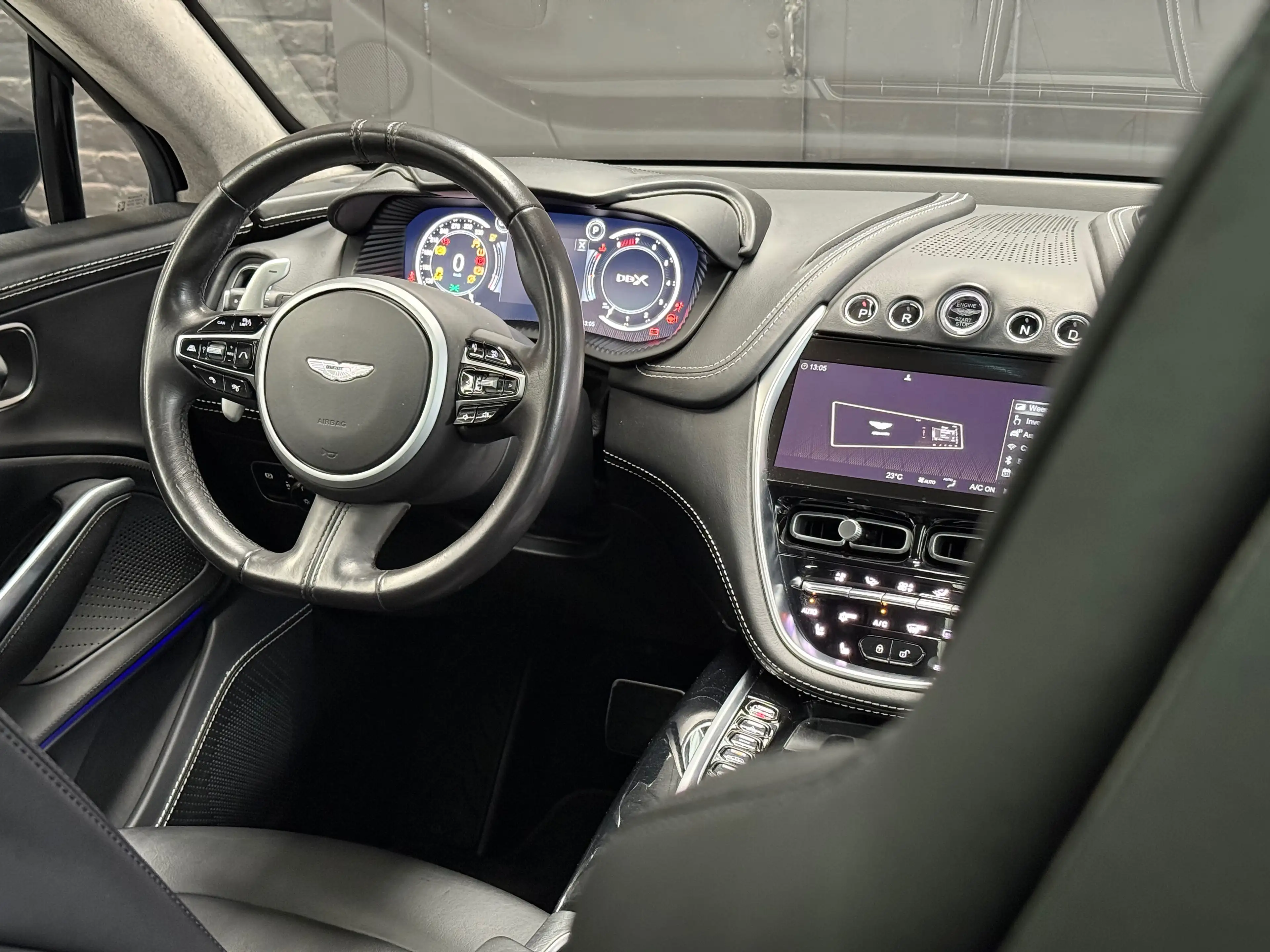 Aston Martin DBX — photo 6