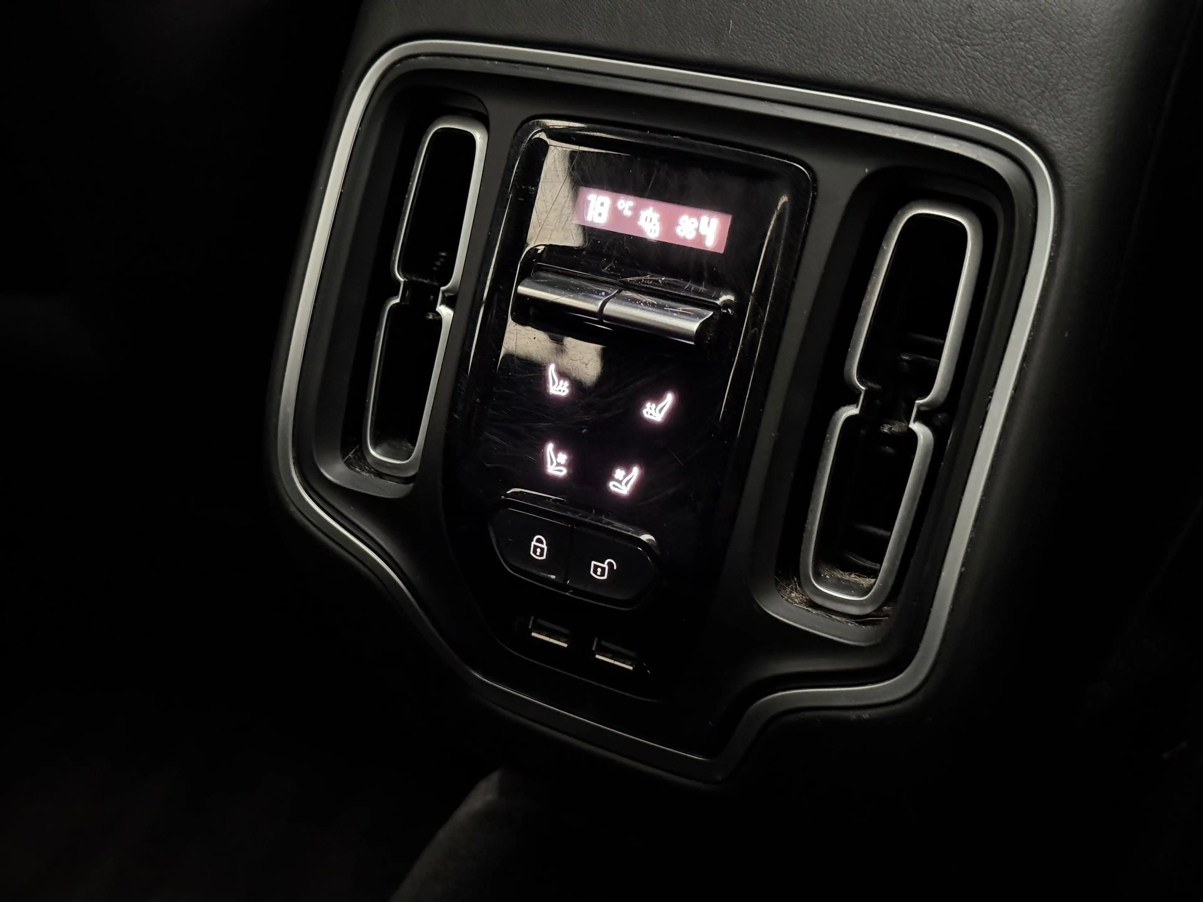 Aston Martin DBX — photo 4