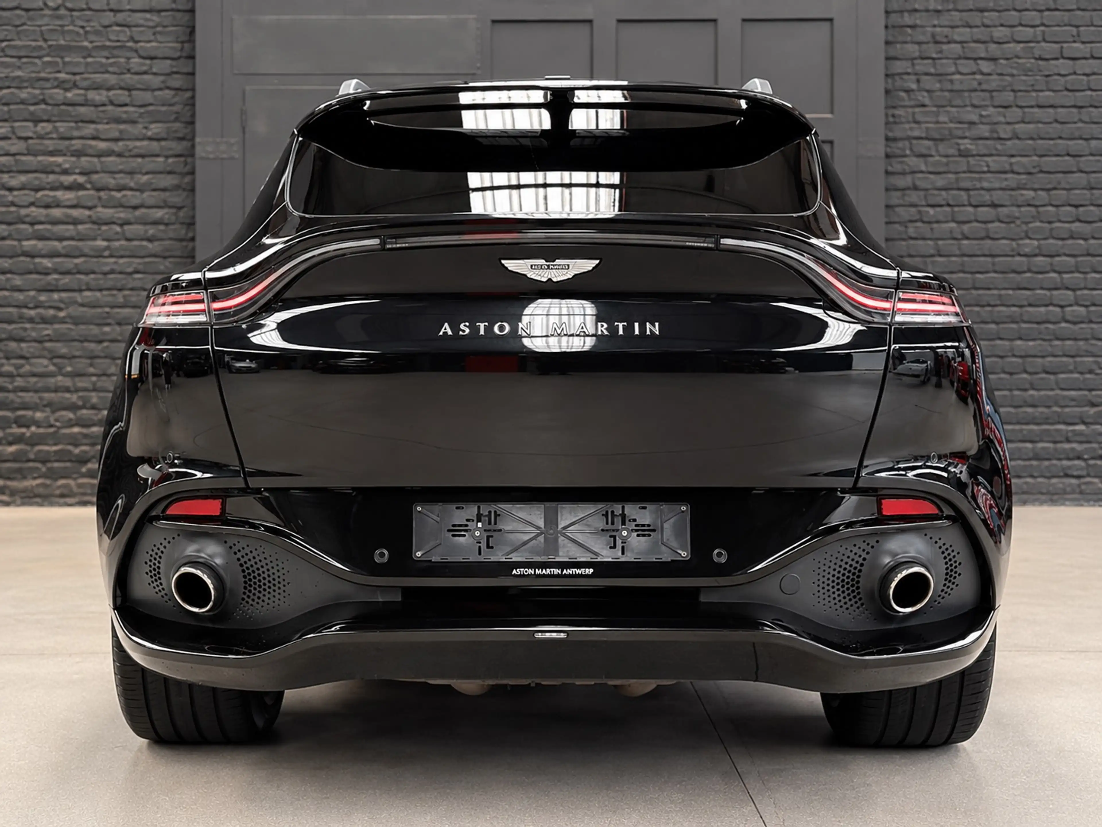 Aston Martin DBX — photo 2