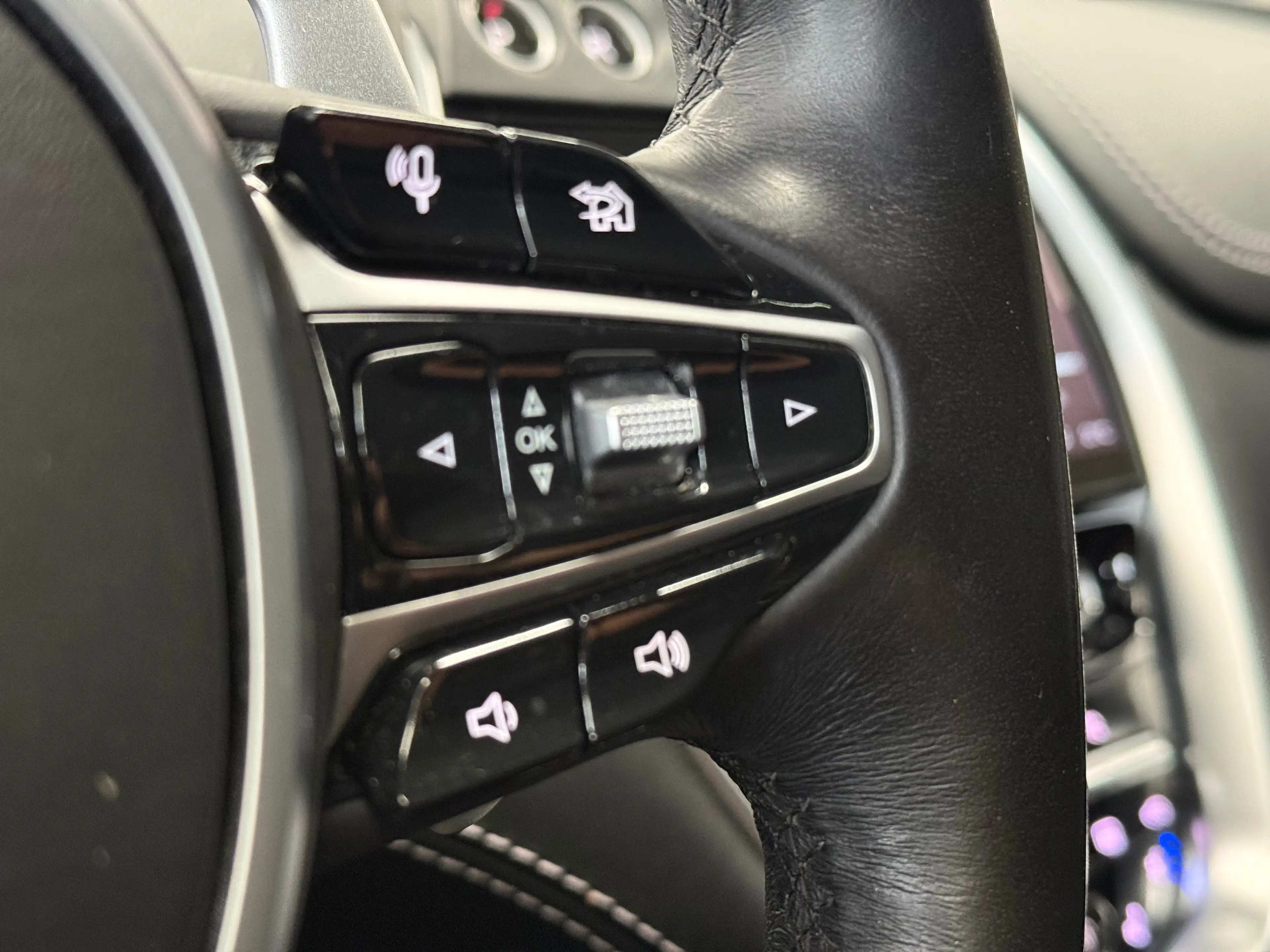 Aston Martin DBX — photo 8