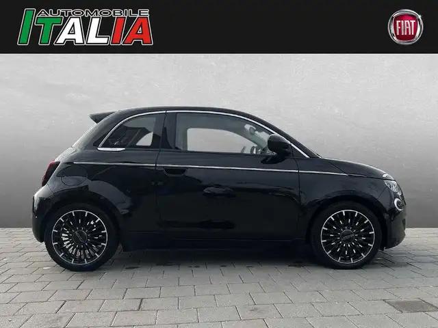 Fiat 500e view 3