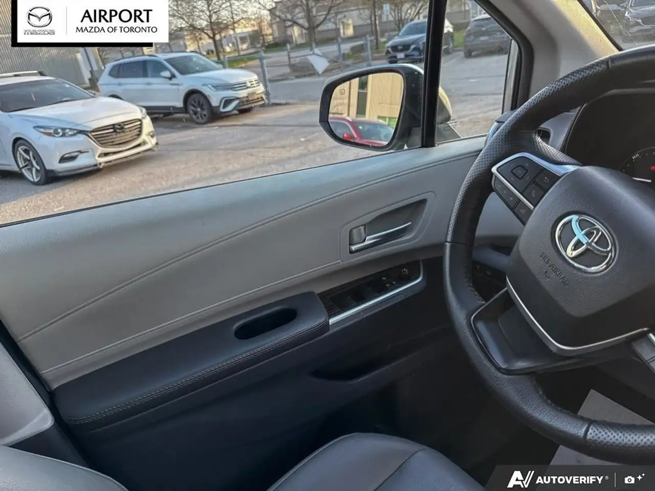 Toyota Sienna снимка Toyota Sienna