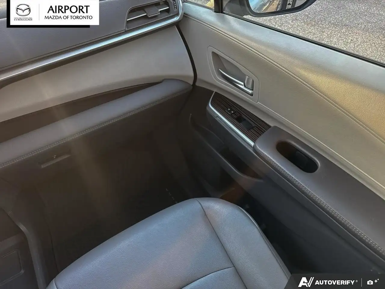 Toyota Sienna снимка Toyota Sienna