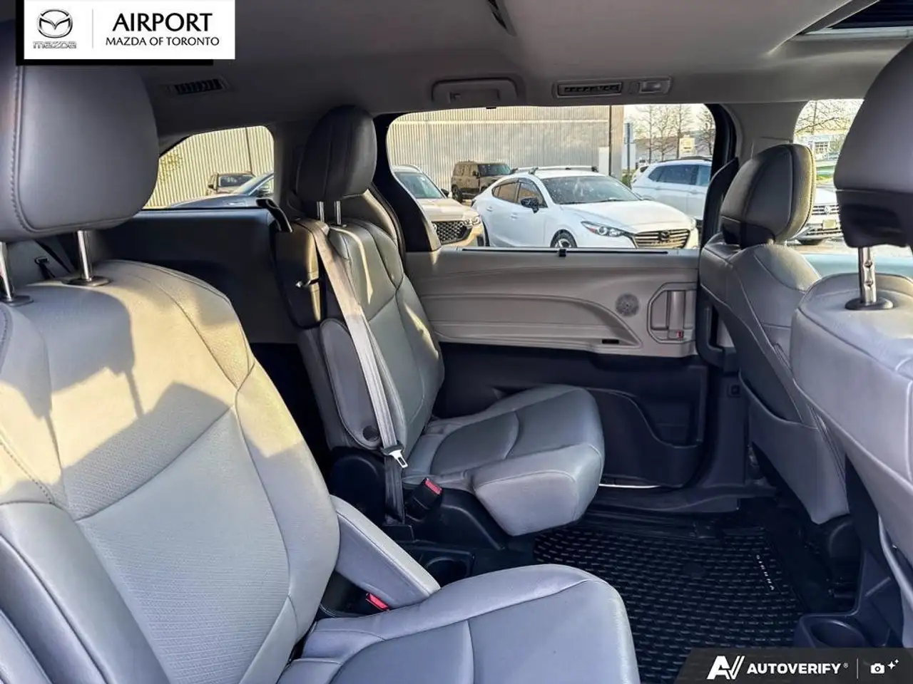 Toyota Sienna снимка Toyota Sienna