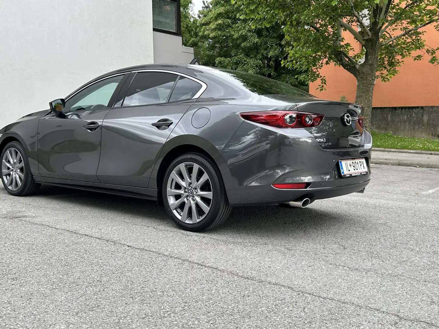 Mazda 3 Sedan e-Skyactiv G122 Exclusive-Line Grau - 2