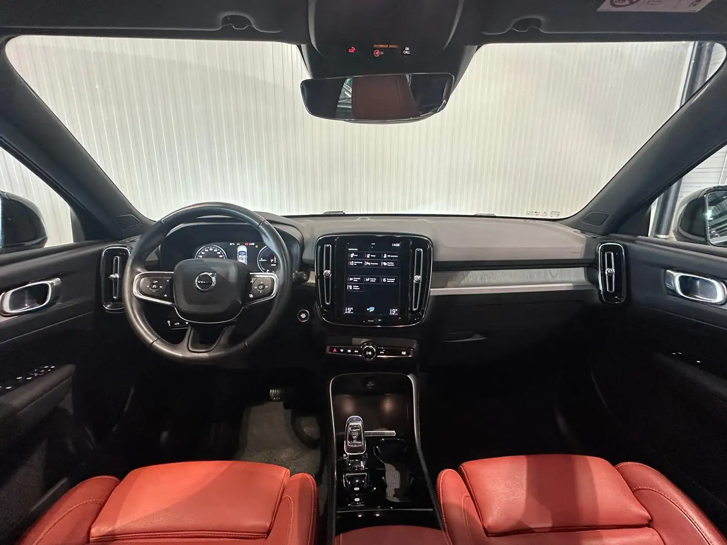 Volvo XC40 T4 Aut. Plug-In Hybrid Inscription Leder 211pk Siyah - 2