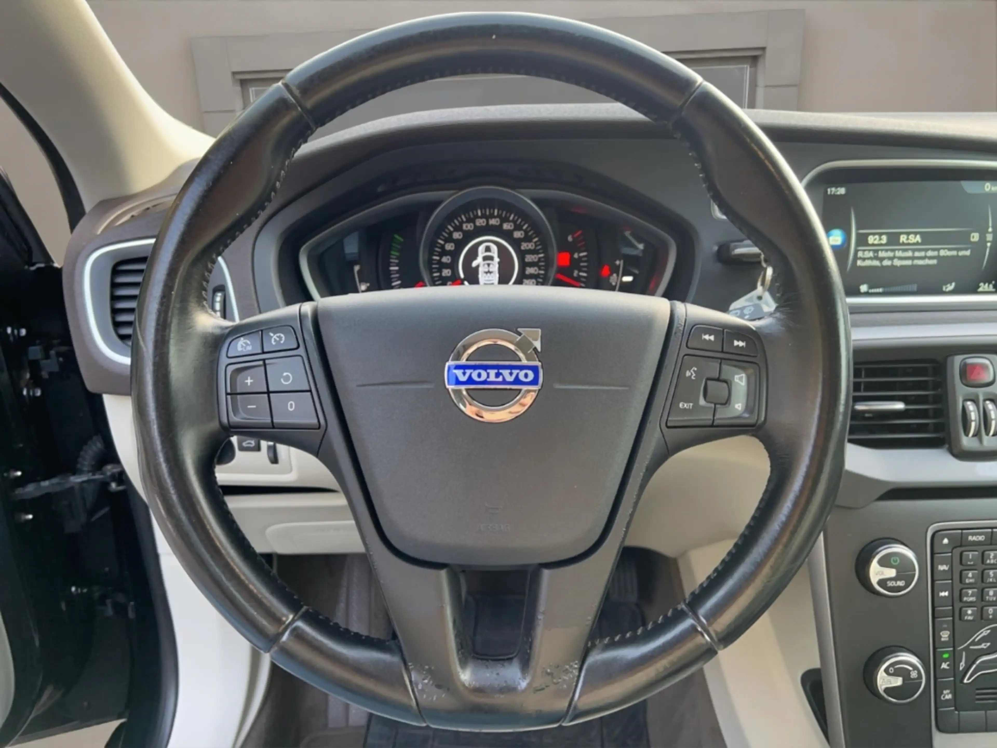 Volvo V40 Navi,Tempomat, Klimaautomatik,Parksensoren — photo 12