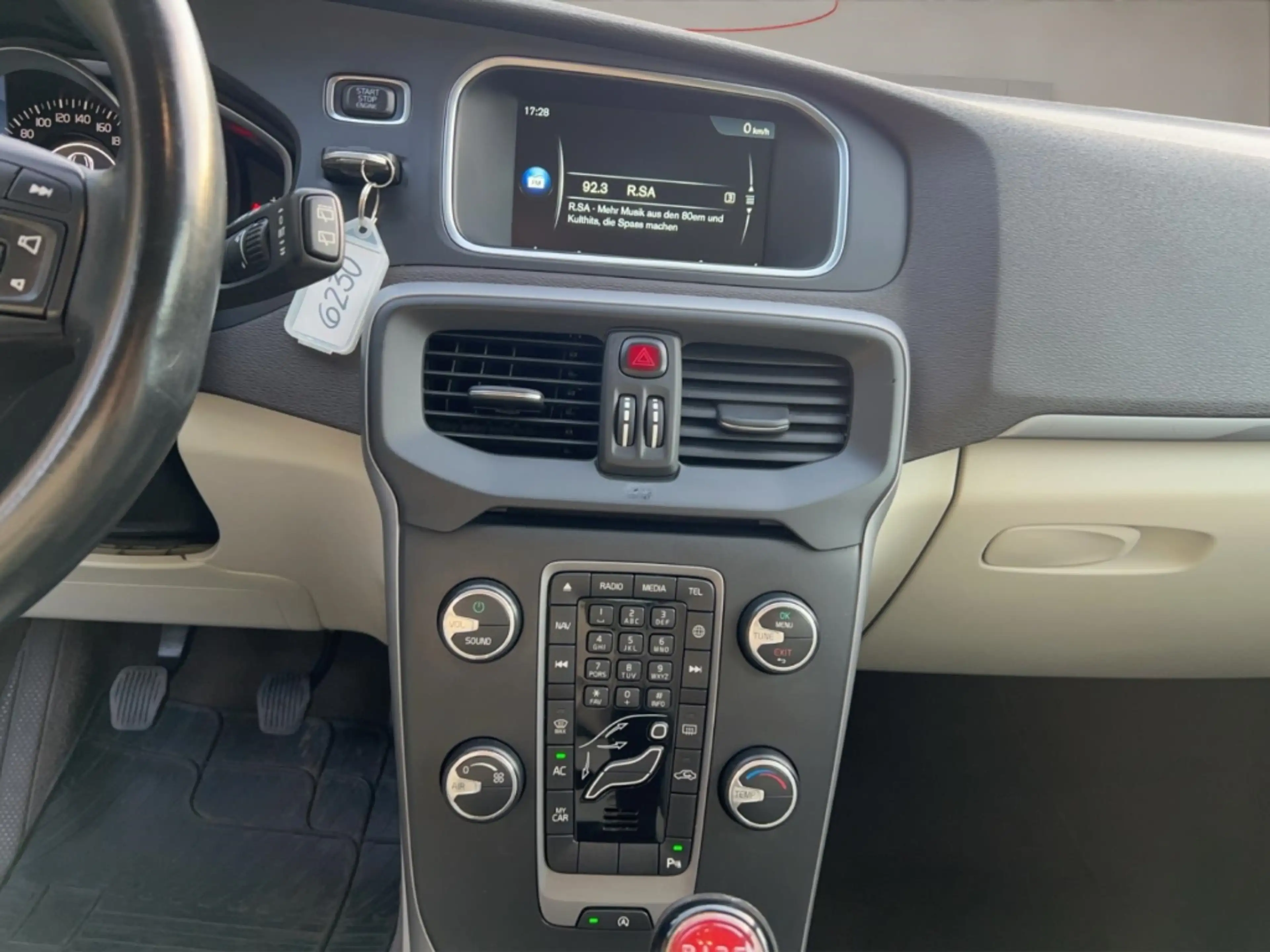 Volvo V40 Navi,Tempomat, Klimaautomatik,Parksensoren — photo 14