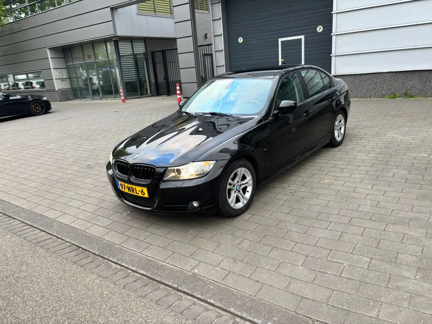 BMW 320 320i Business Line Reihe crna - 1