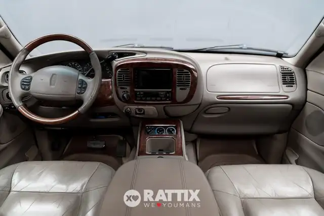 Lincoln Navigator view 8