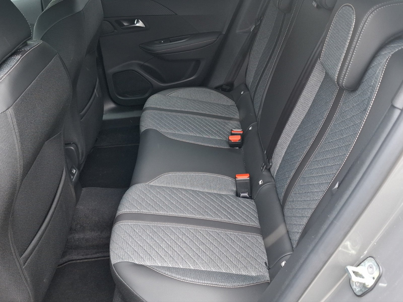 Peugeot 2008 Allure PT 130 EAT8 Carplay+SHZ+PDC+LED+LM — photo 14