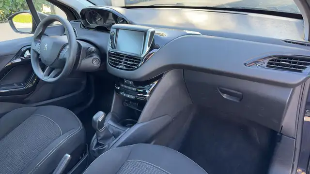 Peugeot 208 view 10