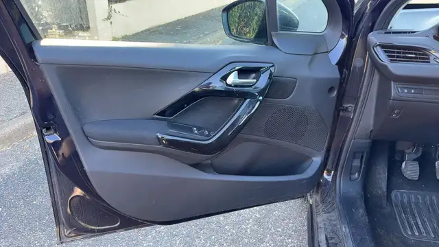 Peugeot 208 view 7