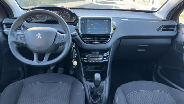 Peugeot 208 view 11