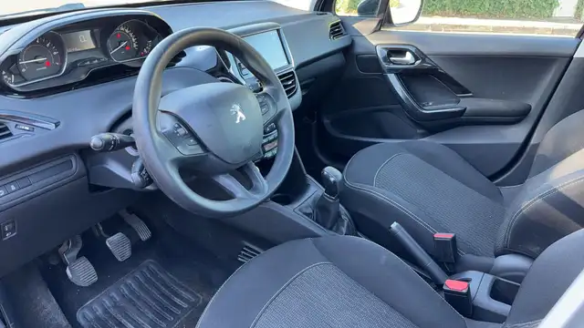 Peugeot 208 view 8