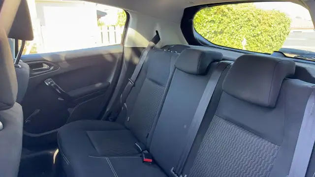 Peugeot 208 view 9